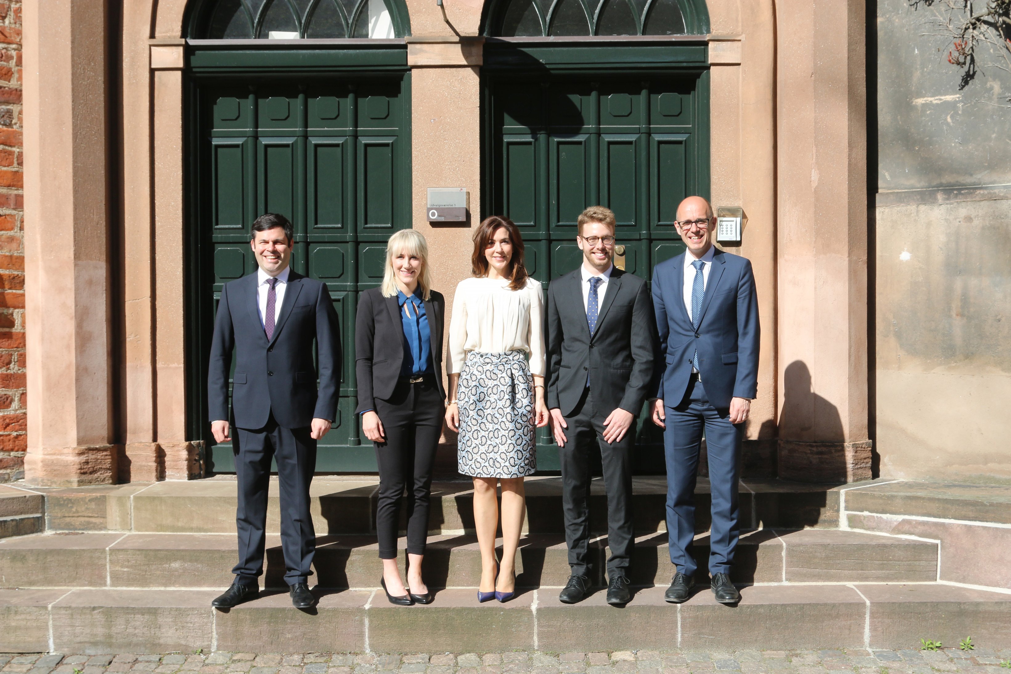 Fra venstre er det Australiens ambassadør Damien Miller, legatmodtager Avril Francis, HKH Kronprinsesse Mary, legatmodtager Thomas Lynch og rektor Henrik C. Wegener. 
