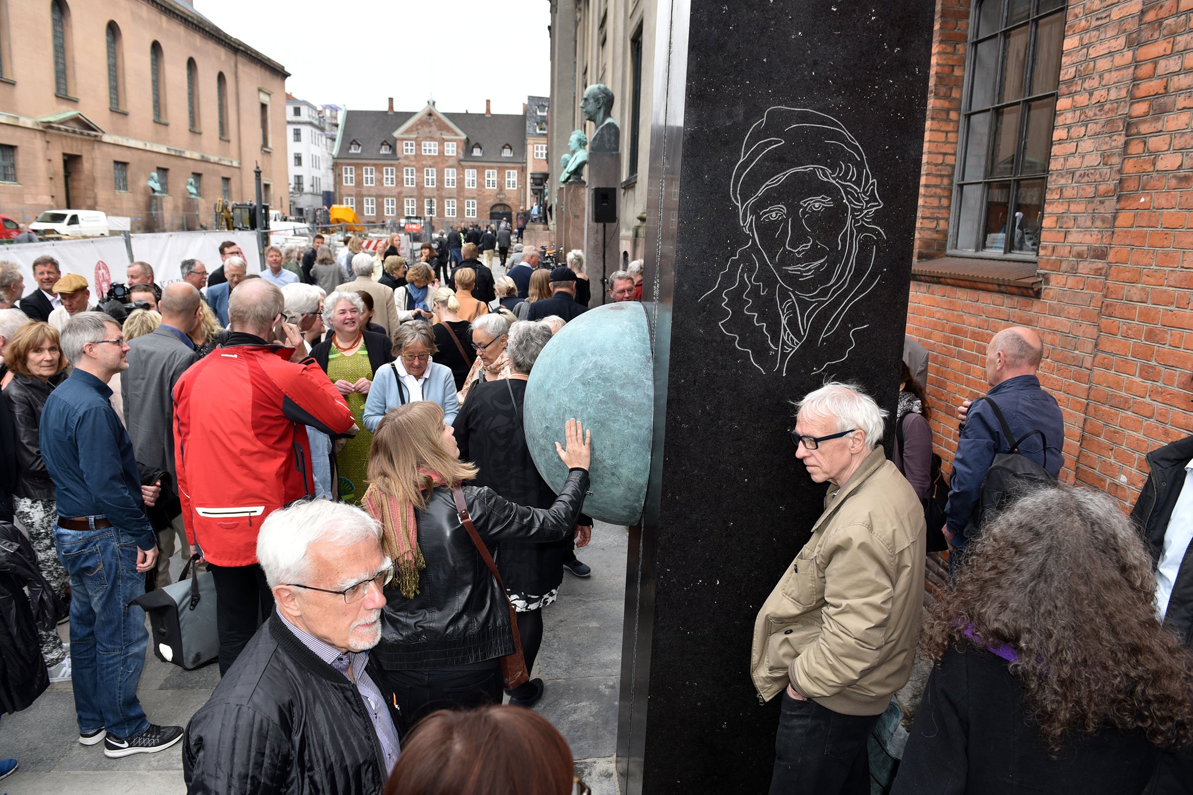 Monument til ære for Inge Lehmann på Frue Plads afsløret 15. maj 2017
