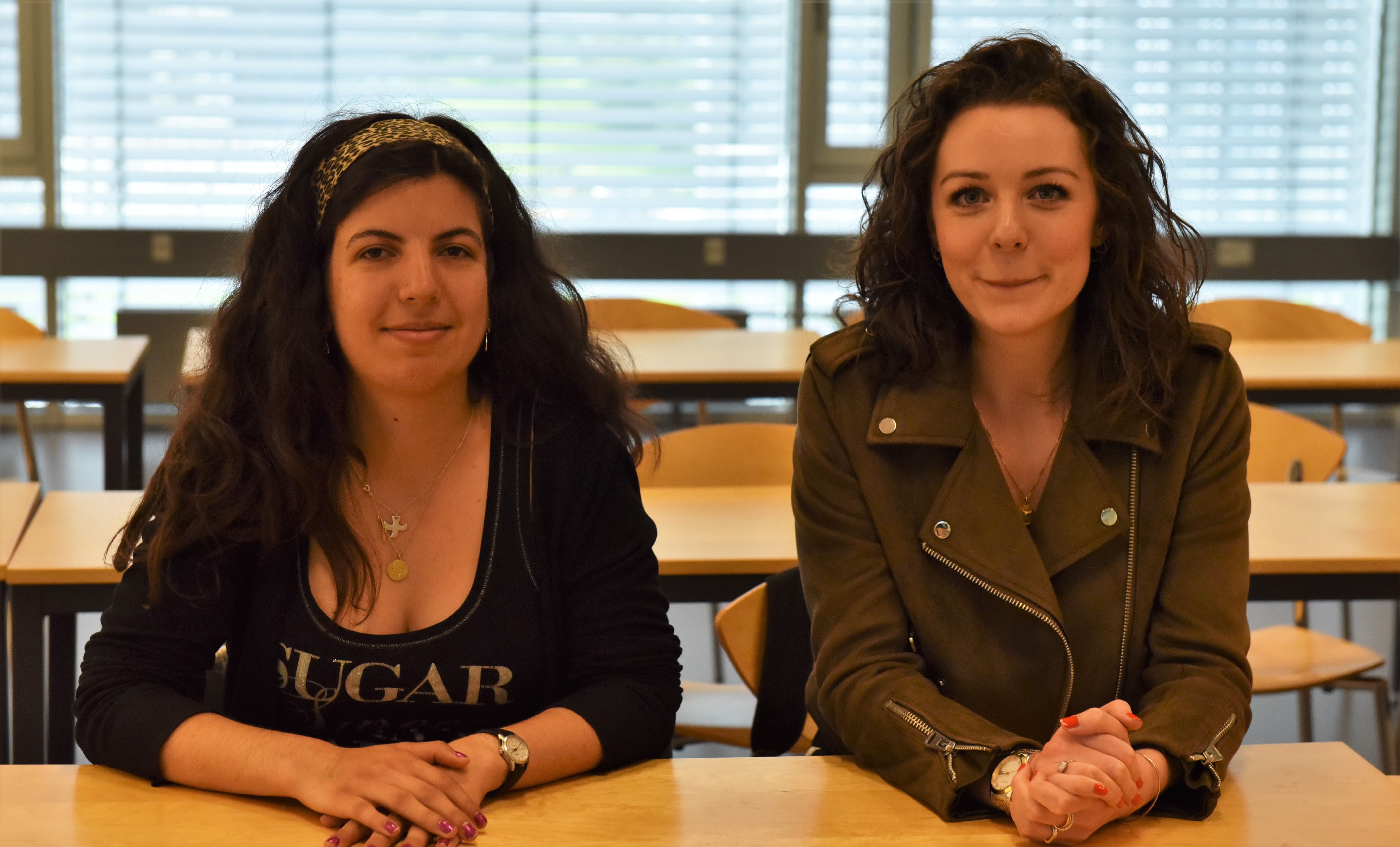 Teologistuderende Leili (venstre) og Maria (højre) er mere skeptiske, men de er alligevel ved at falde til.