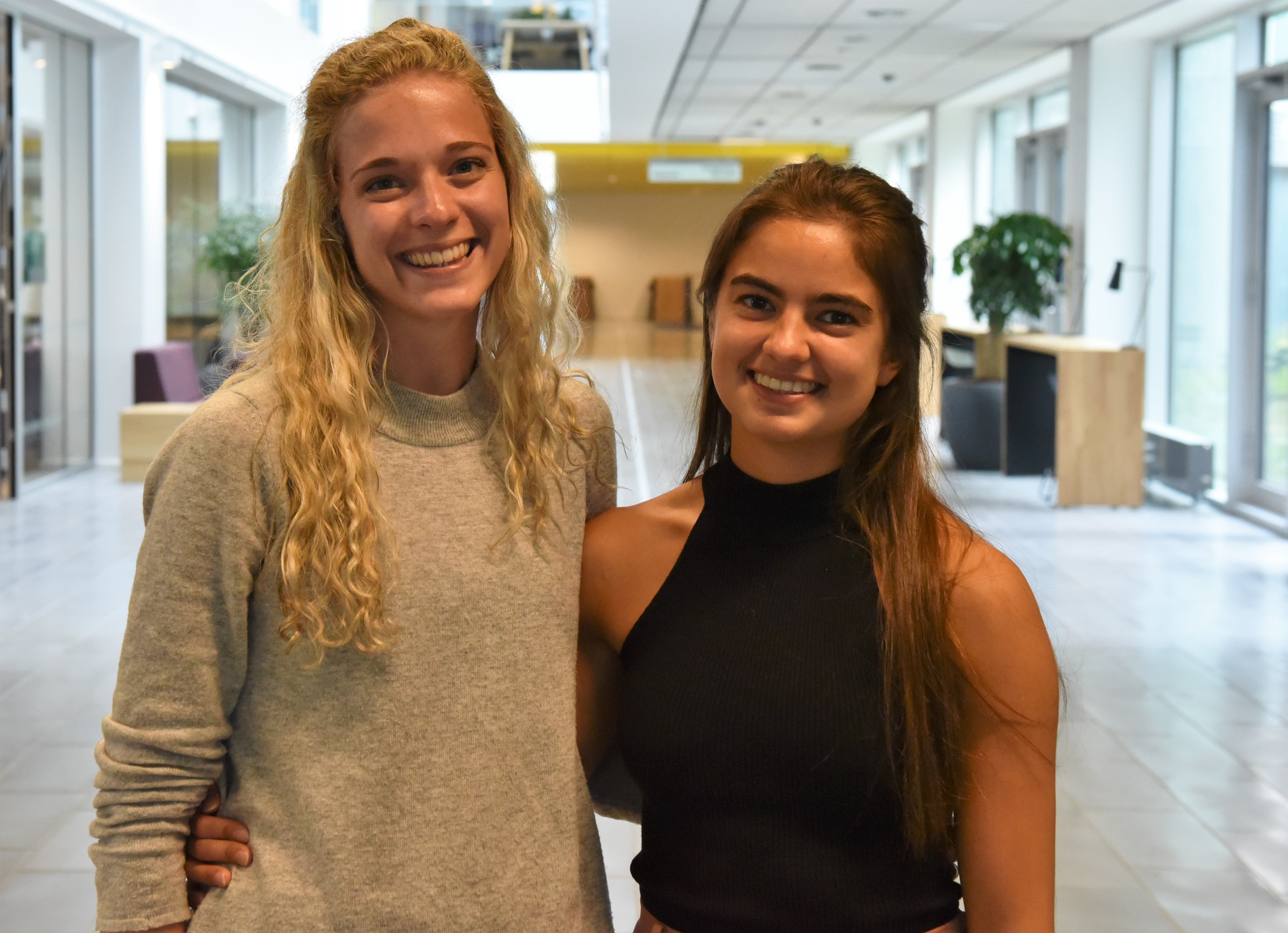 De to jurastuderende Line (venstre) og Elisabet (højre) er vilde med det nye campus.