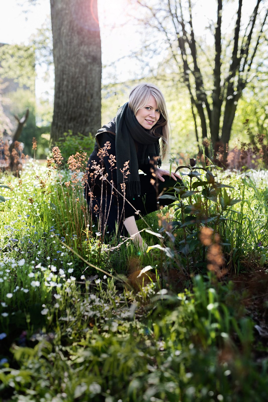 Lotte Nymark Busch Jensen i et af de fem vilde bede, der er etableret på Nørre Campus i formidlingens navn. Her vokser danske planter, der er karakteristiske for eng, græsland, strandeng og skovbund. Noget af vegetationen skal slås med le tre gange om året, så laverevoksende urter, fx smalbladet timian, får lys nok. Derfor måtte gartnerne i driftsafdelingen på SCIENCE på le-kursus.