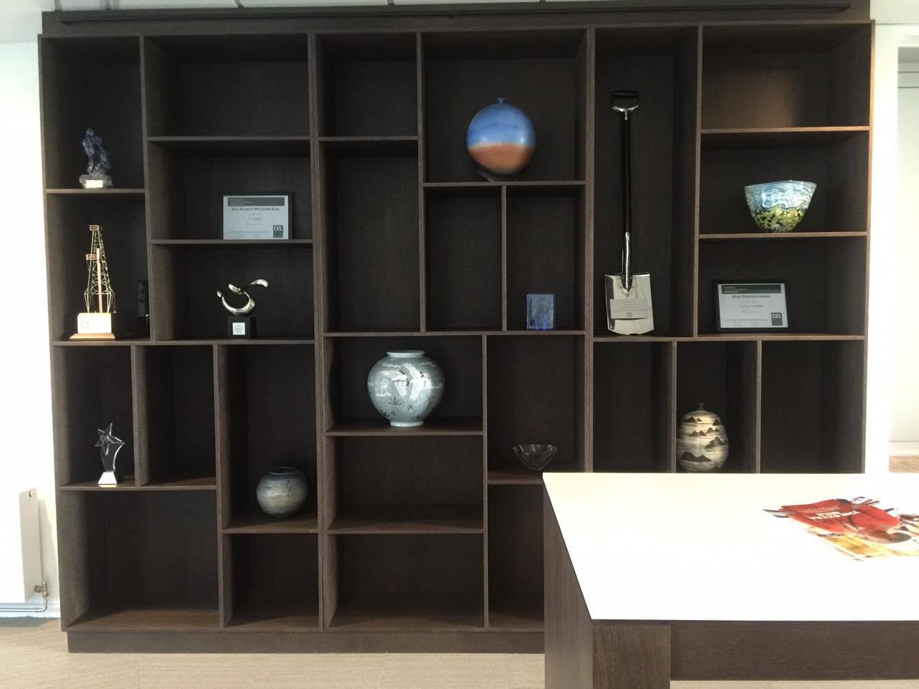 Kontorets stolthed: Maersk Drillings trofæskab