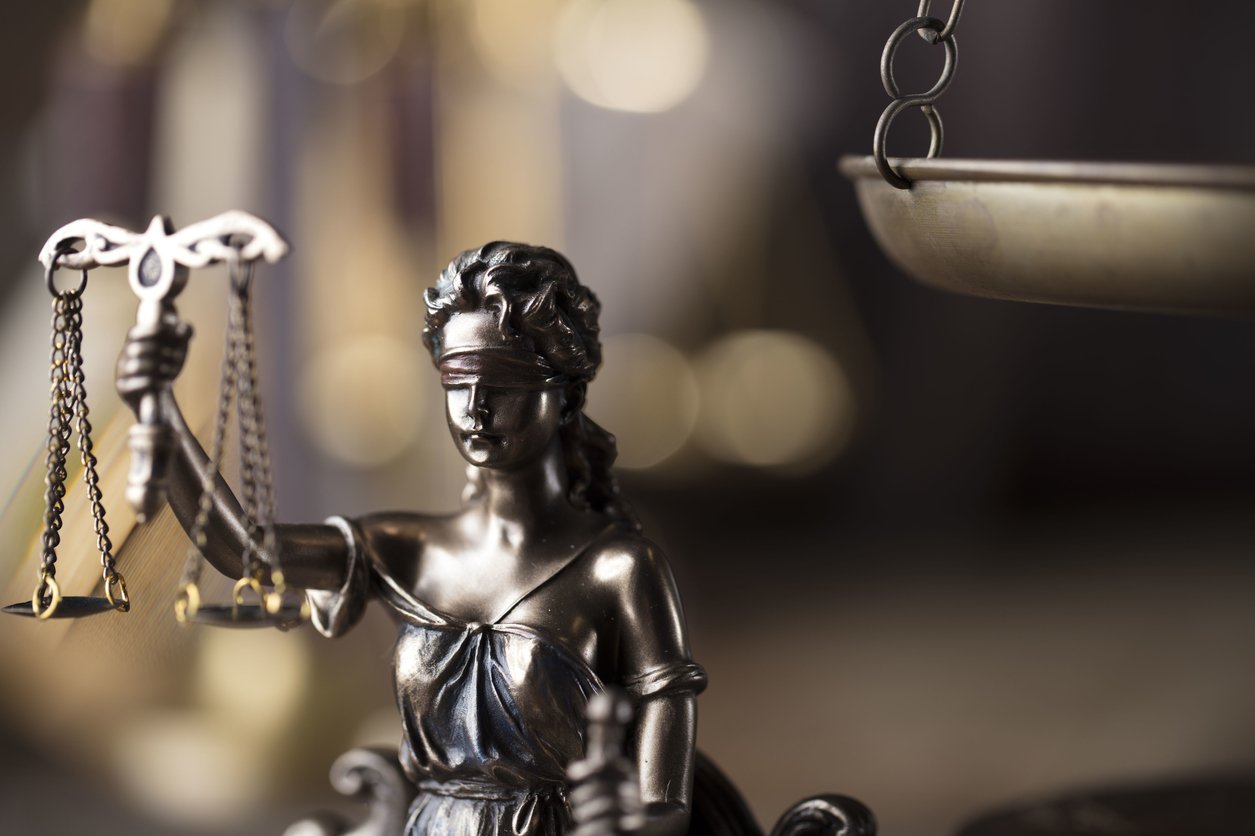 Retfærdighedens gudinde Justitia har ikke blik for de studerendes retssikkerhed. Det mener de studerende i hvert fald selv. Derfor efterspørger de lovfastsatte og uvildige ombudspersoner på uddannelsesinstitutionerne.