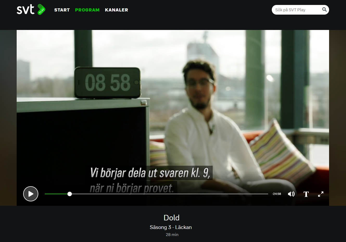 Screendump fra SVT2's udsendelse 'Snyd': SVT2's reporter Samir Bezzazi får at vide, at han vil kunne modtage de korrekte svar i en høresnegl, til en eksamen, der begynder kl. 9.