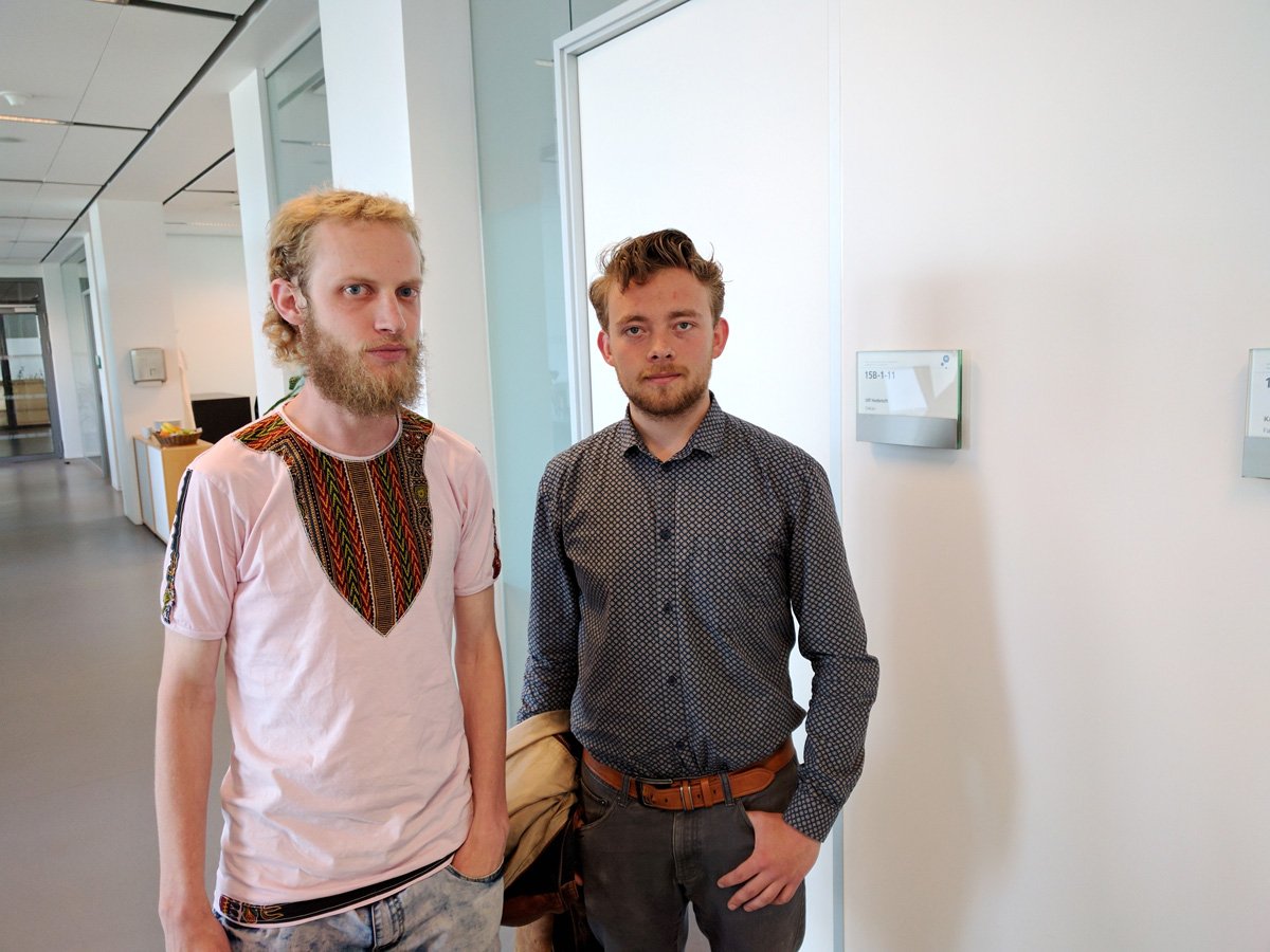 Jonathan Morell, chairman of the Humanities Council (left) and council member Valdemar Kjærulff Davidsen handed in the protest signatures to the Dean.