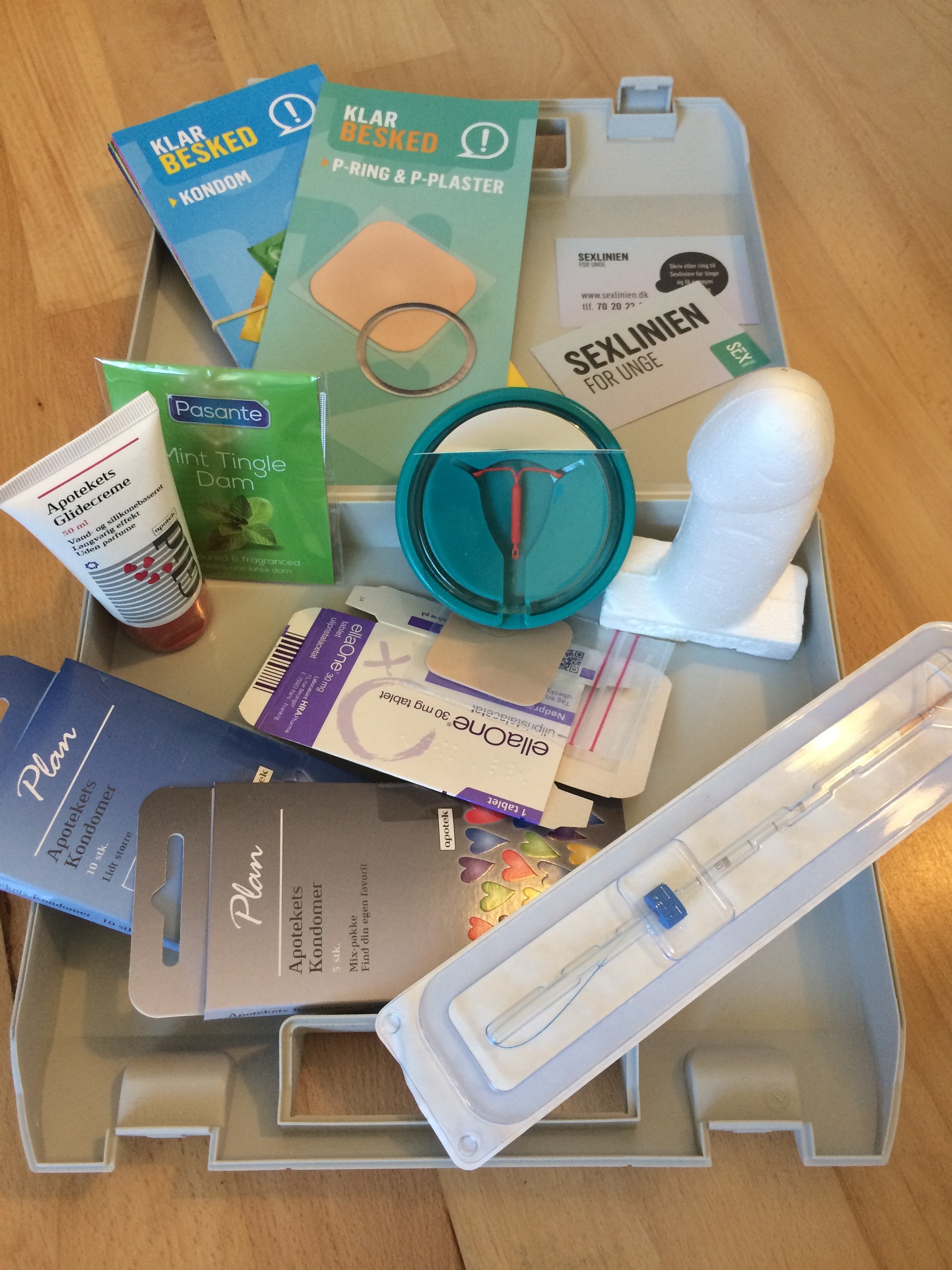 Indholdet af Lauras sex-kuffert: Hormon og kobber spiral, kondom, p-plaster, slikkelap, penis-attrap, glidecreme, foldere, visitkort og fortrydelsespille
