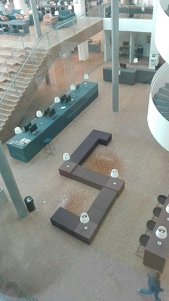 Der var store vandpytter på gulvet af Juridisk Videncenter, da tagvinduerne åbnede. 