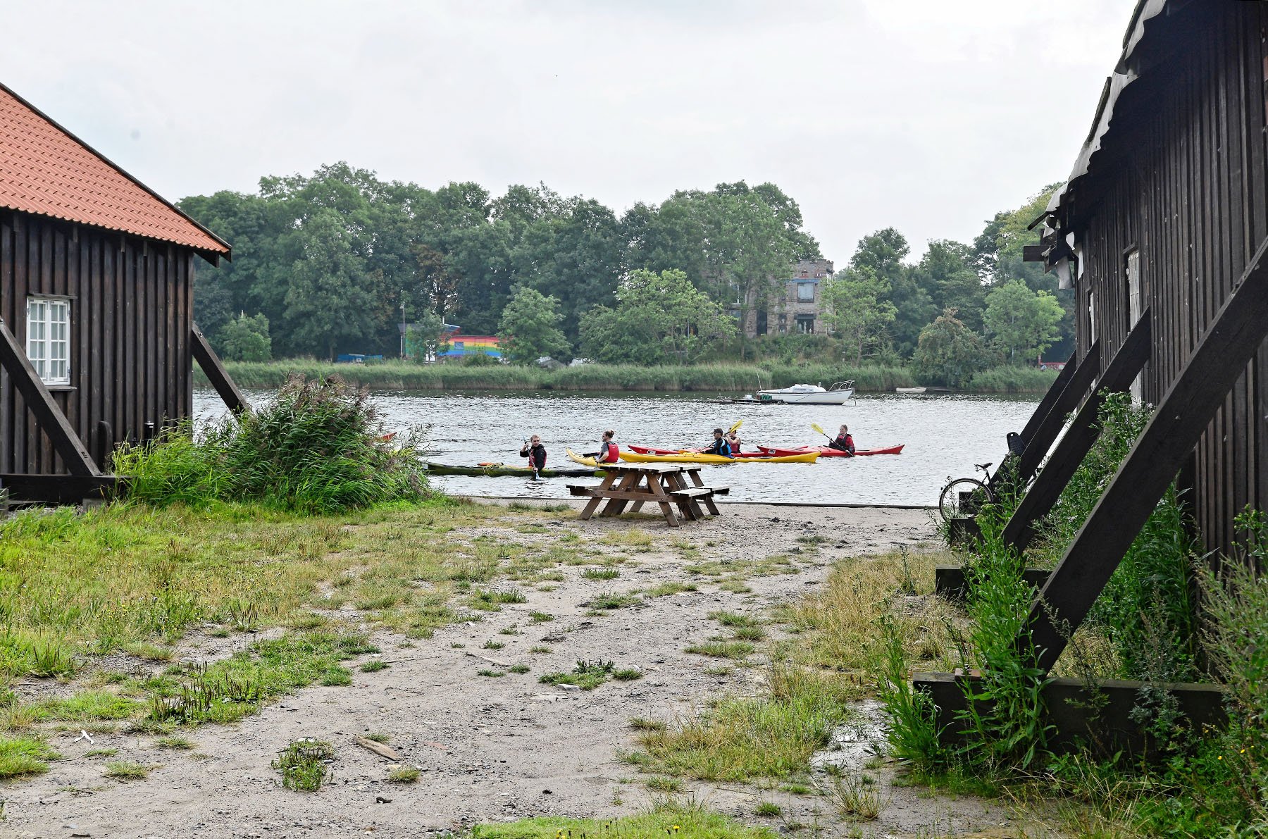 From the gunboat sheds on Holmen you get the peace of mind and a nice green view – as well as access to the whole of Copenhagen's inner harbour. This is where KSI kayak class meet up to train and enjoy themselves.