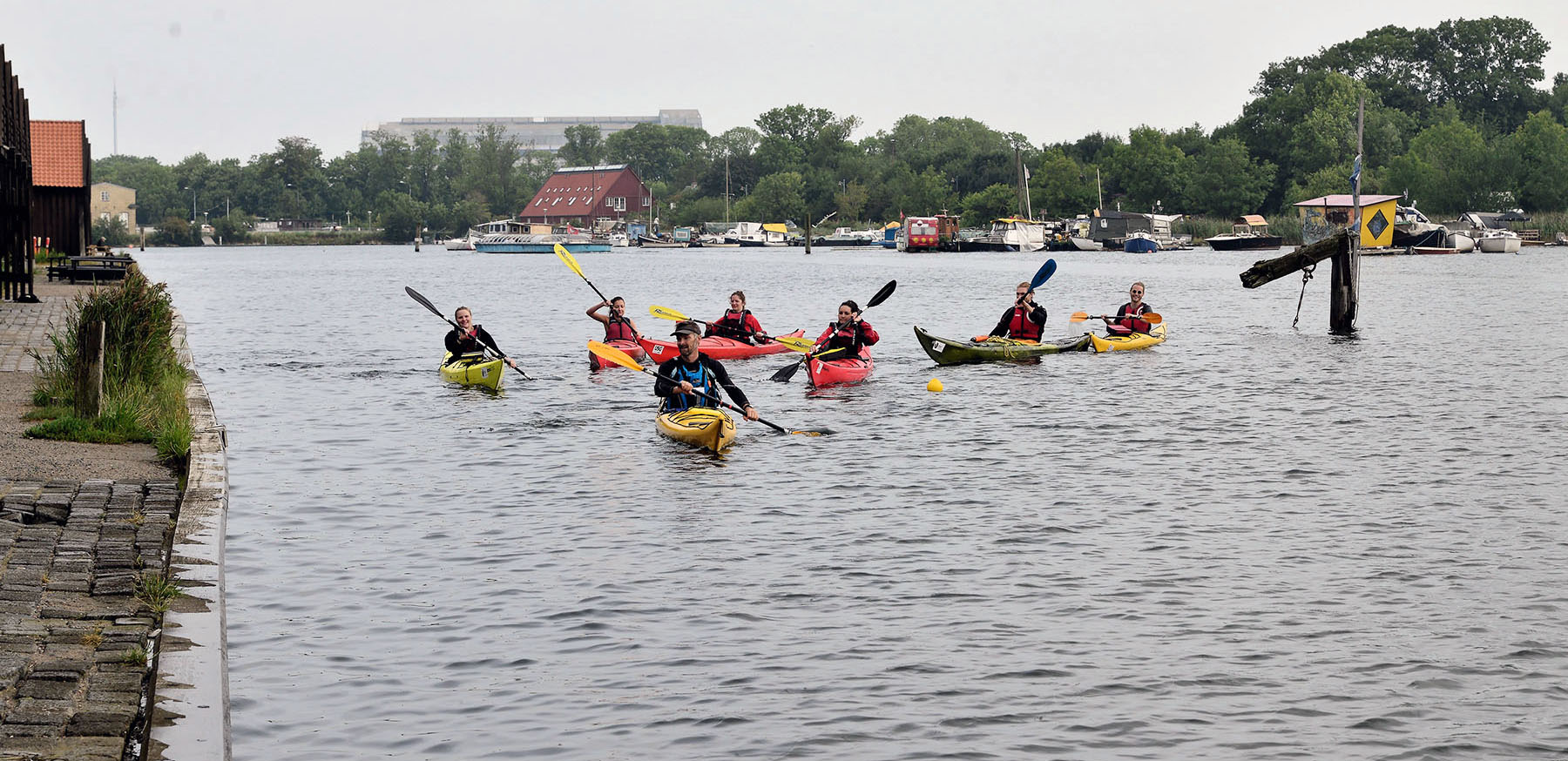 It is a struggle to fish the frisbee out of the water. The participants in this class are all practiced, so they can both control the kayak and keep their balance – and avoid accidentally bashing each other on the head with the paddle in the 'heat of the battle' or bumping into the ribs of a teammate with the tip of the kayak. The kayak is hard and Christian showed the participants how to avoid it before starting the game. The whole team sets off towards today's destination, the Little Mermaid. For Christian Engkilde, it is especially important that all participants learn safety, so that they can take care of themselves in a kayak.