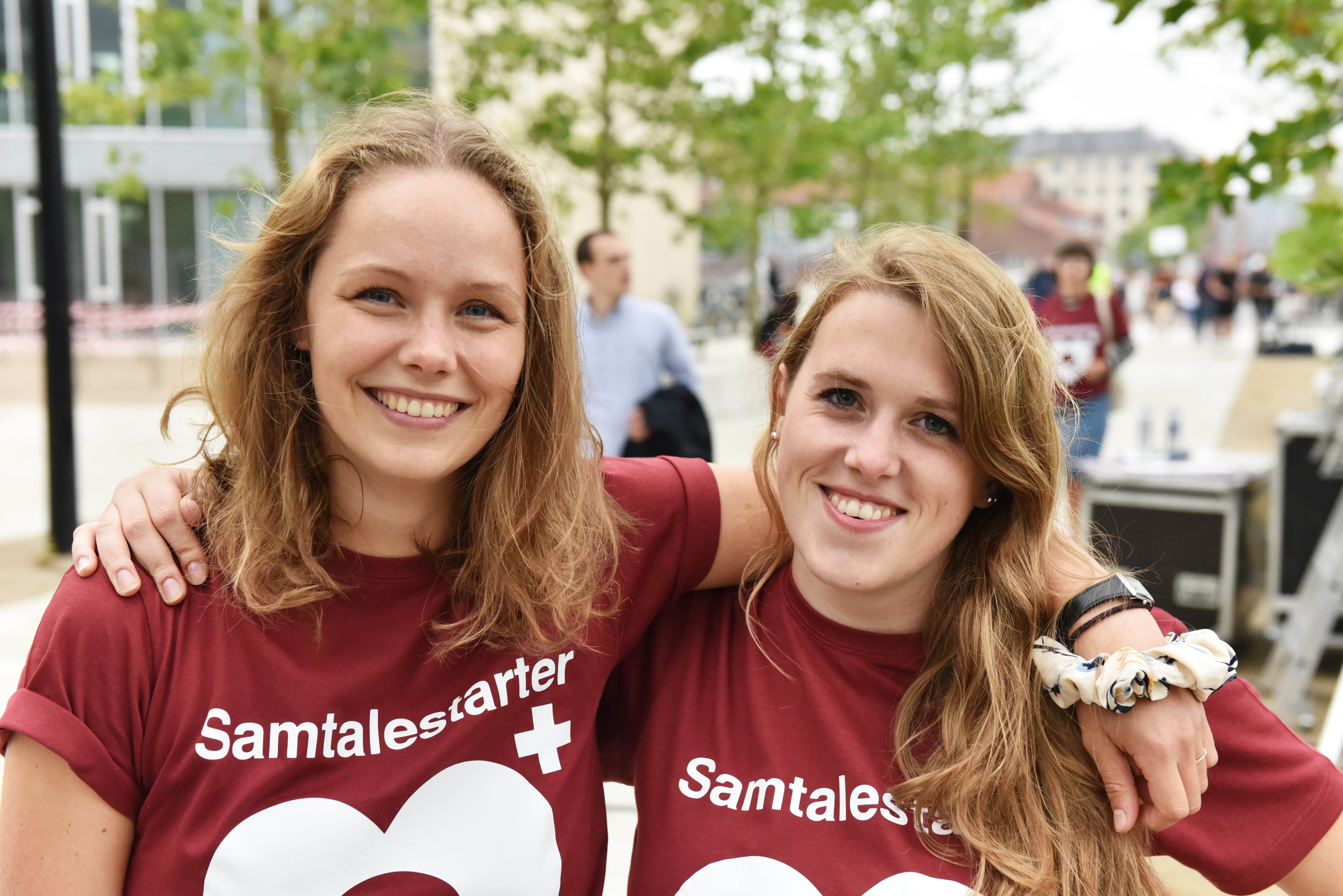 Aftenens værter Anne Vraa-Jensen (venstre) og Madeline Heltberg (højre) fra Studenterrådet står klar til at tage imod årets nye studerende.