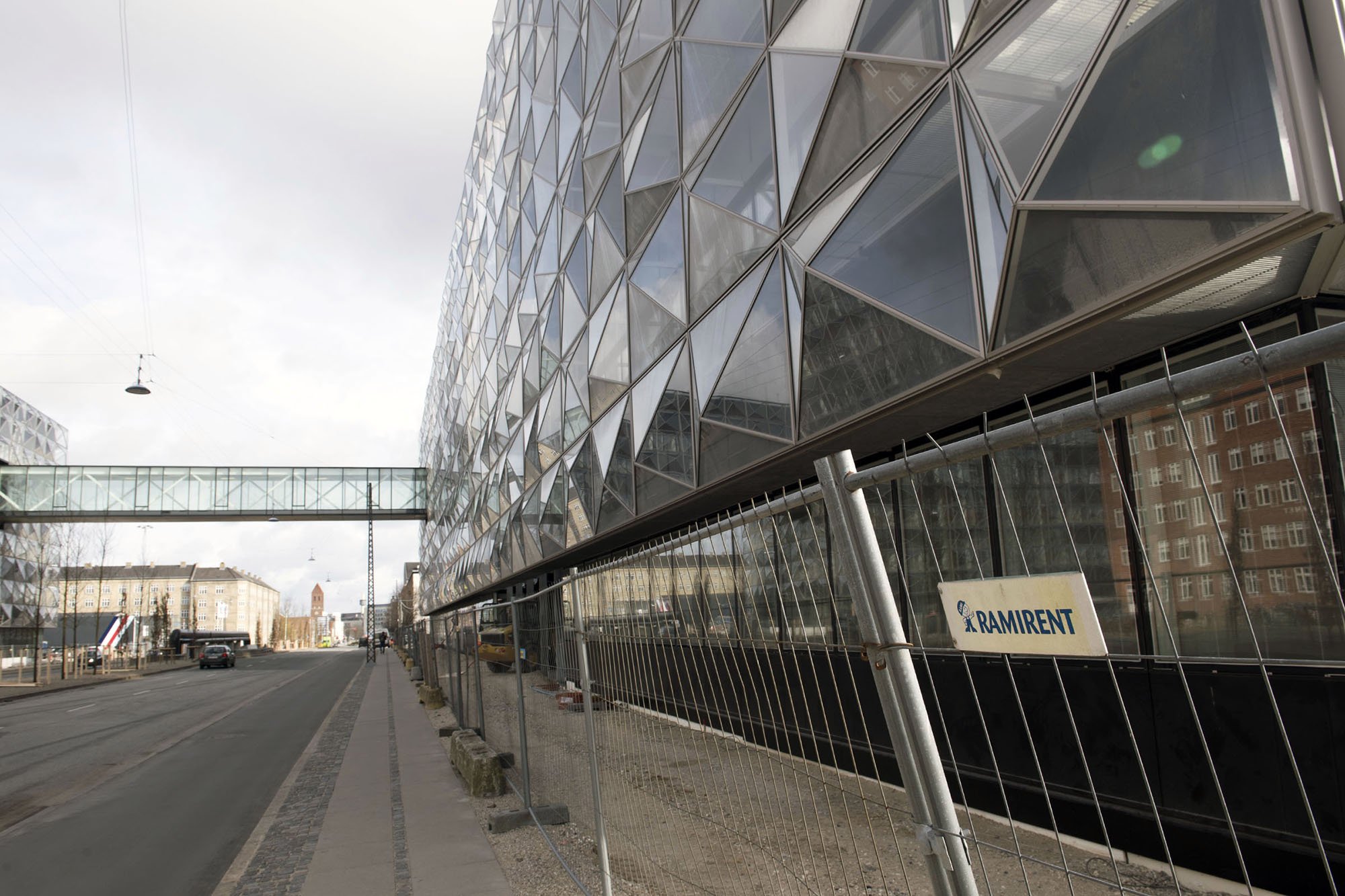 I øjeblikket bliver der ikke bygget på Niels Bohr Bygningen, i stedet er håndværkerne i færd med at fjerne fejlbehæftede dele af byggeriet.