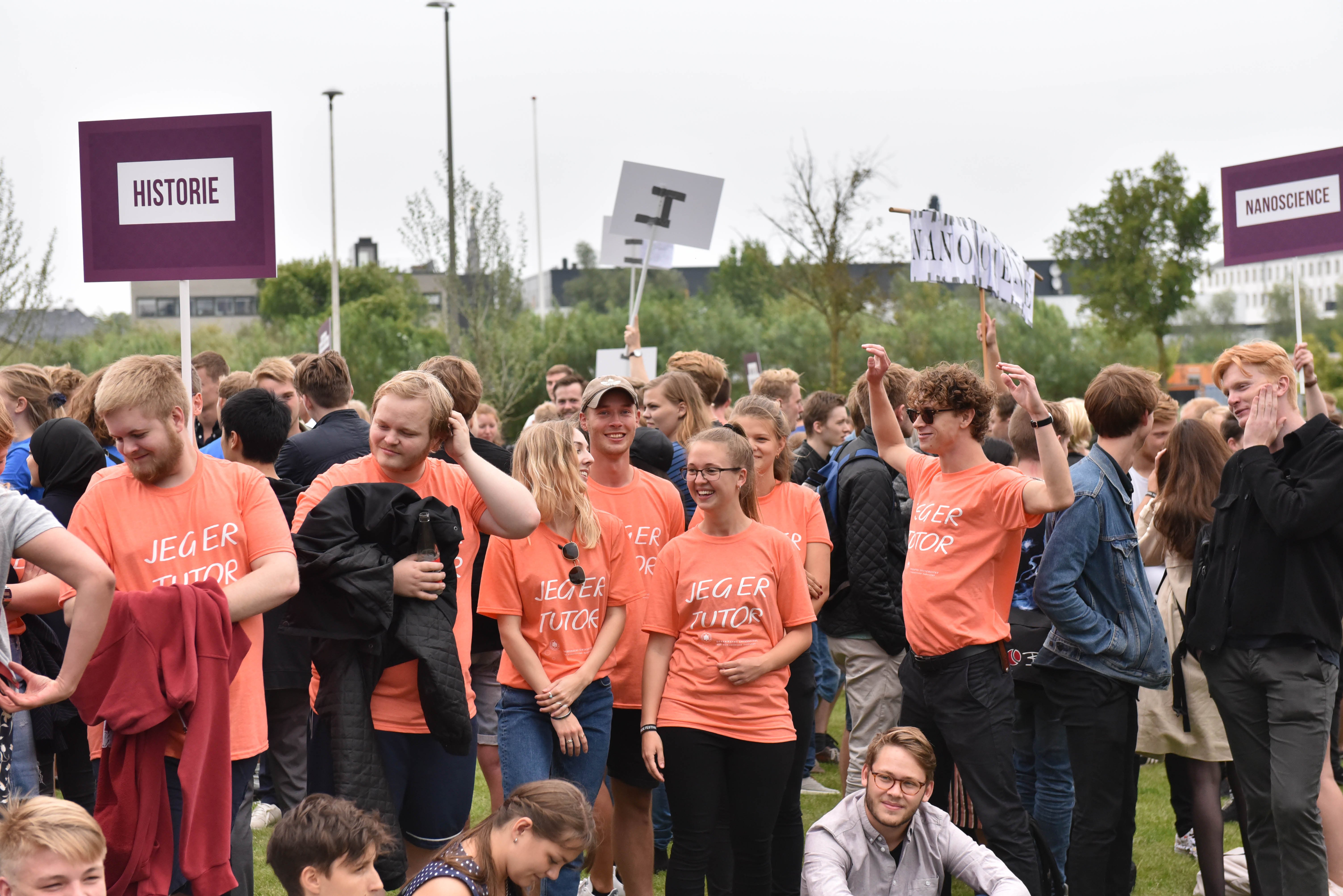 Det lykkes at få russerne fordelt og i snak med hinanden. Tutorerne fra Historie er lettede og glade.