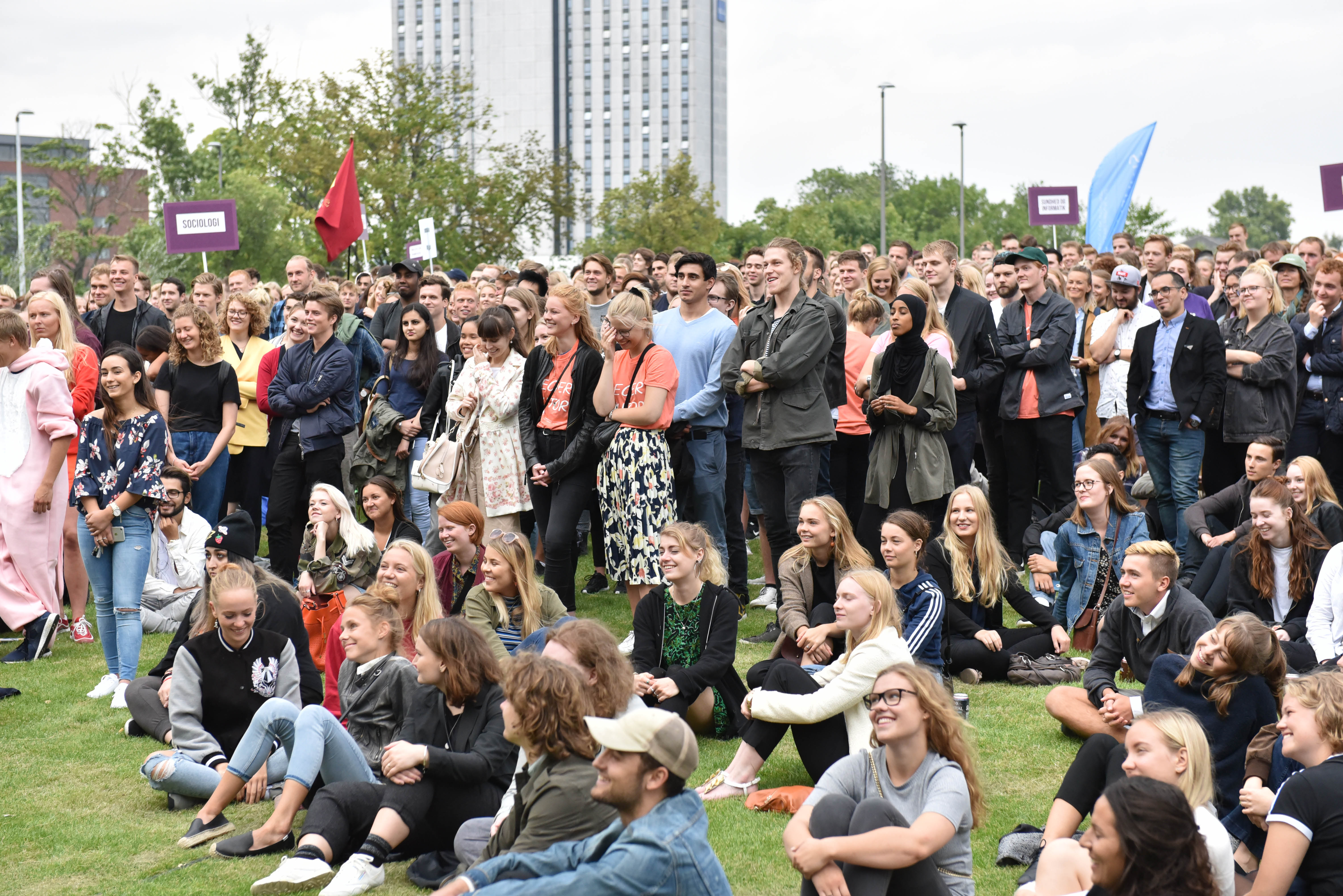De sjove indslag i talerne udløser forløsende grin. Nu er russerne vist klar til næste punkt på programmet: Teambuilding.