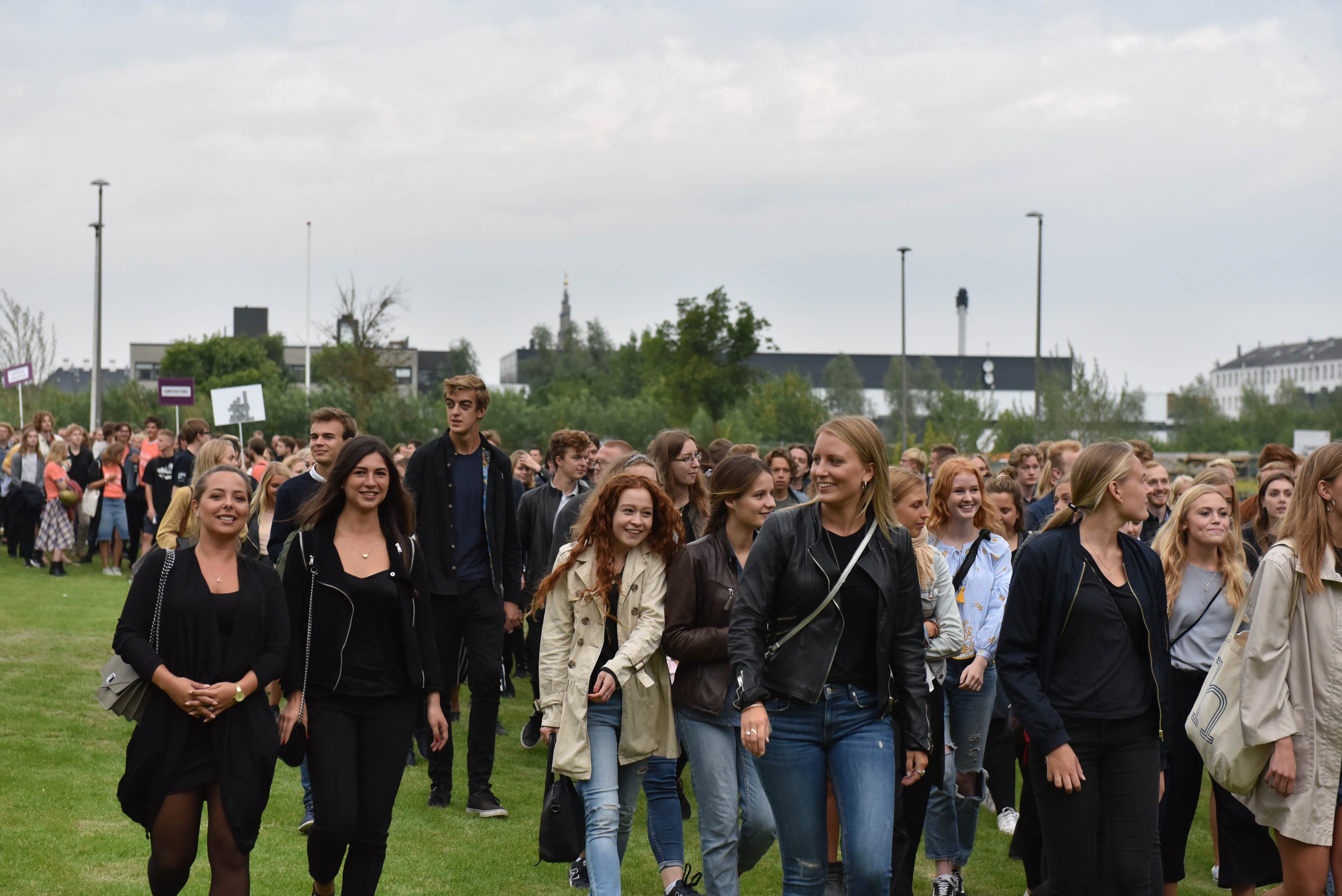 Nu skal russerne indenfor på campus og lære hinanden at kende. De ser også lidt mørke ud, de skyer.