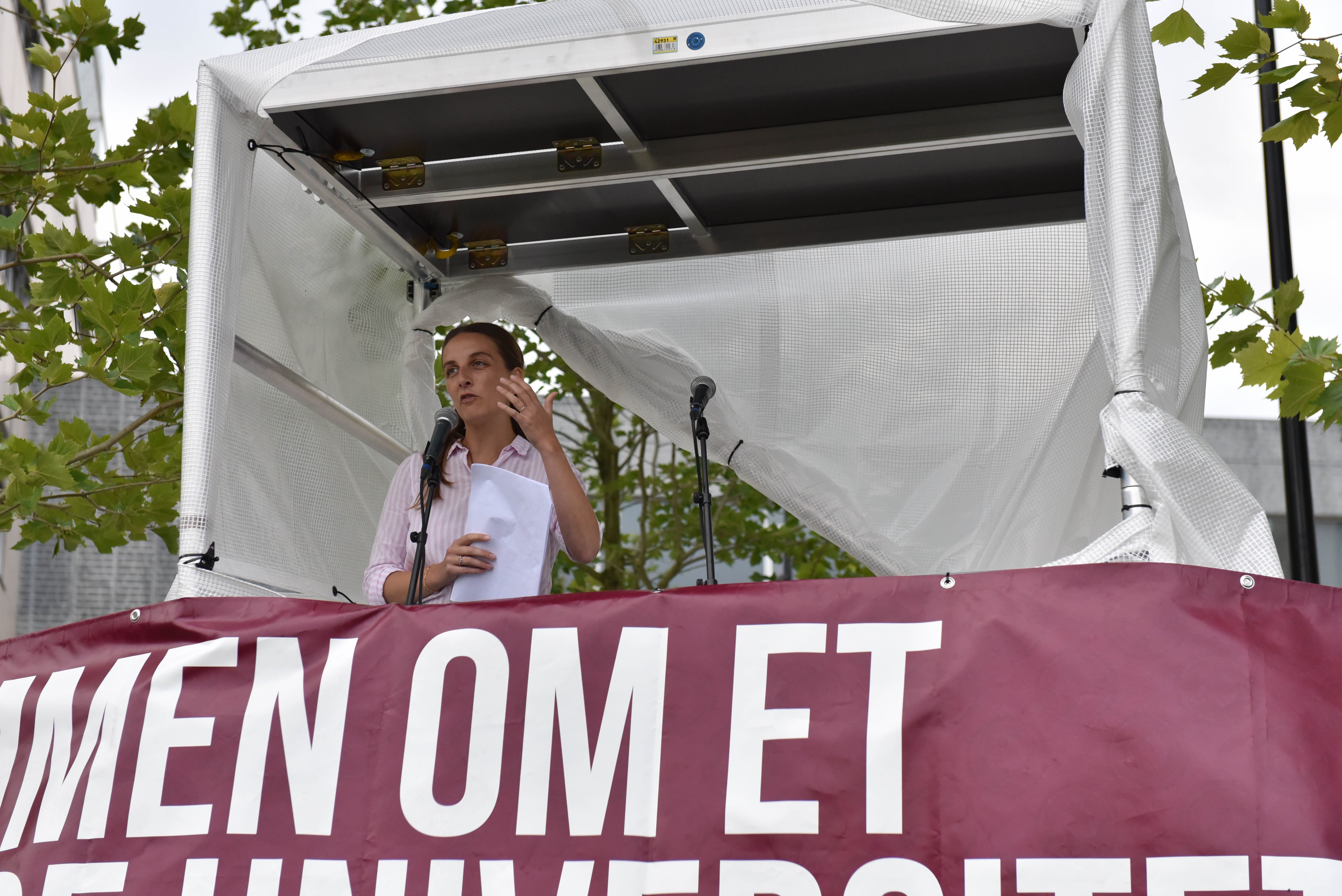 Malou Aastrup Clemmensen er først på talerstolen og får begejstrede reaktioner fra russerne på opråb som: »Universitetet er et fællesskab, hvor vi er kammerater ikke konkurrenter« og »Tro mig, når jeg siger til jer: JA! I er gode nok. JA! I kan godt finde ud af at gå på universitetet. Og JA! I får de allerbedste venner på jeres studie.«