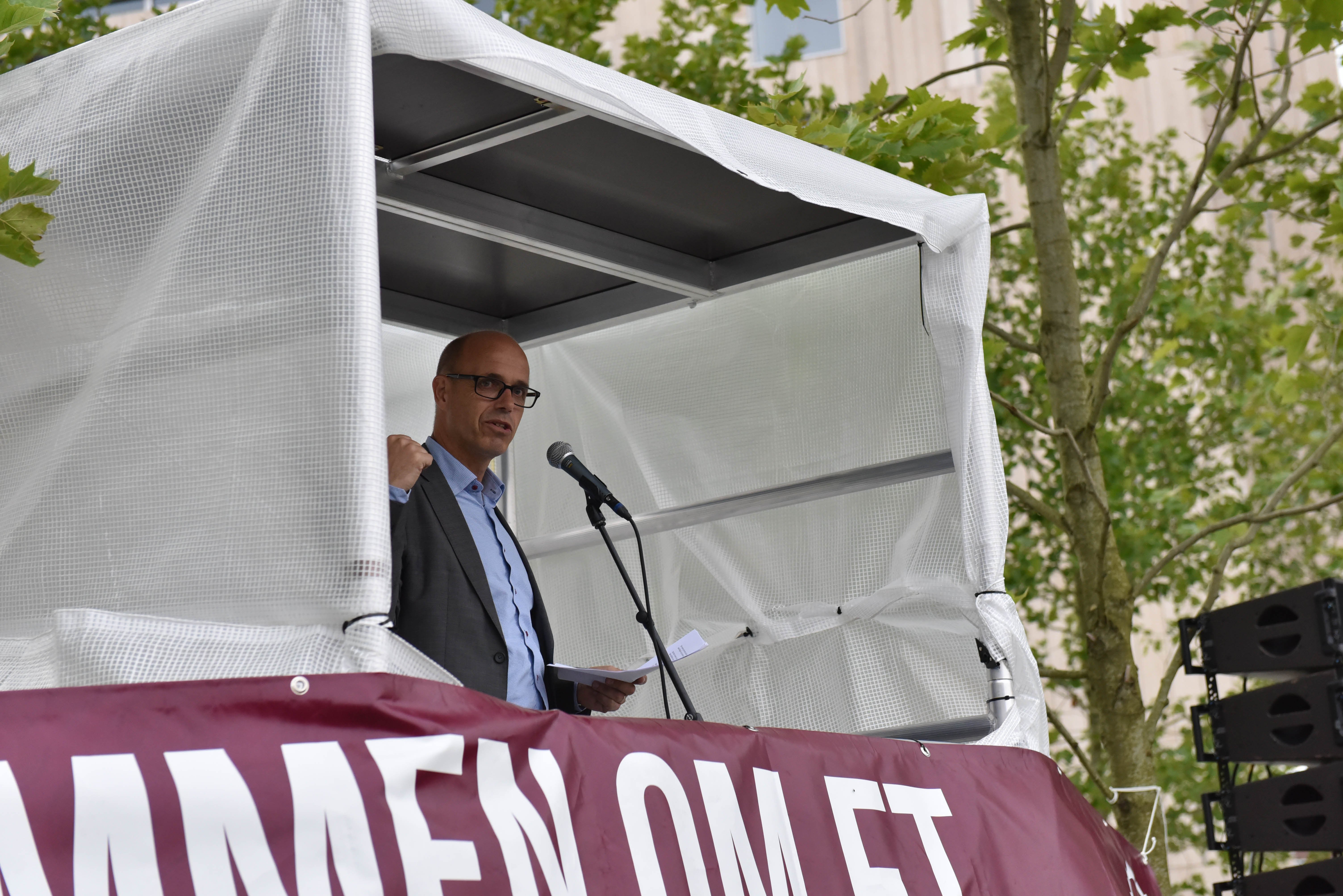 »Er I der KU?!« »JAAAAA!«. Rektor har mange Roskilde-referencer i sin tale, men den første giver den mest kraftfulde respons.