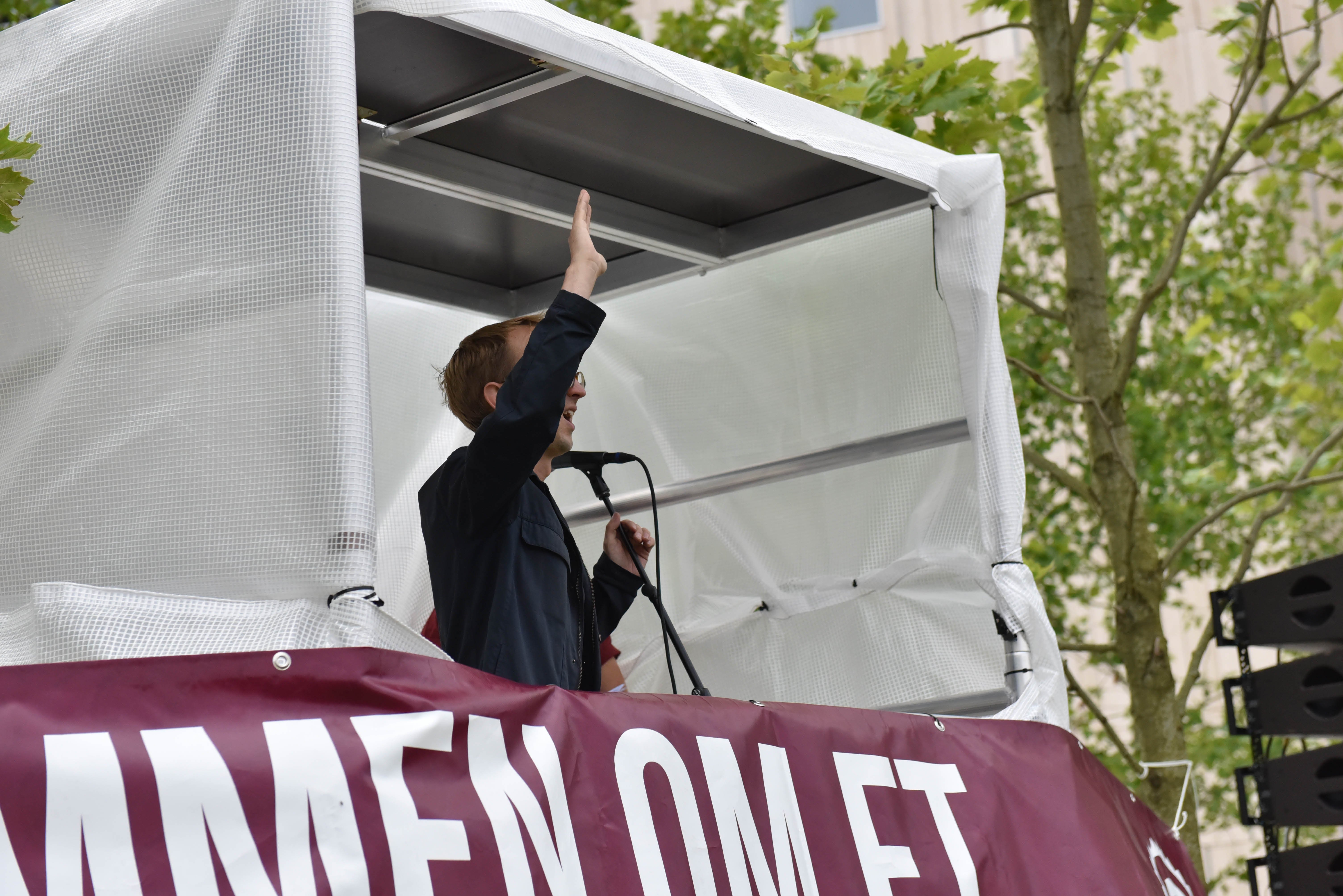 Uniavisens chefredaktør Dennis Christiansen er også på talerstolen. Med håndsoprækning får han bildt de studerende ind, at han både læste Engelsk og Sociologi, før han sværgede troskab til Film- og Medie. Han har luret, at det udløser brøl fra mængden at sige navnet på et fag.