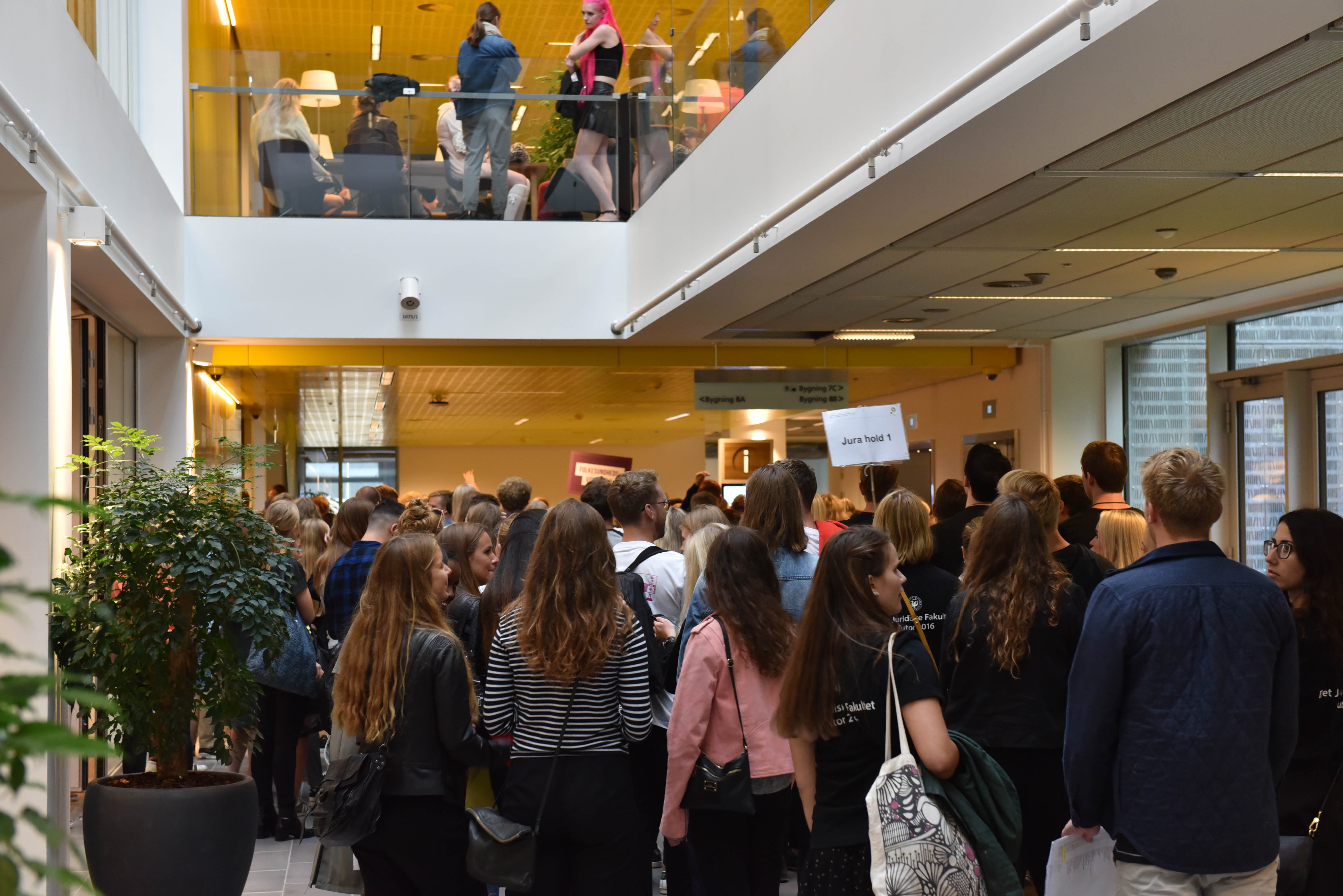 Hvor mange russer kan man mase ind på gangen i Juras nye lokaler? Ikke 3.000. I hvert fald ikke uden kødannelse, viser det sig. Men who cares, vi har hele aftenen.