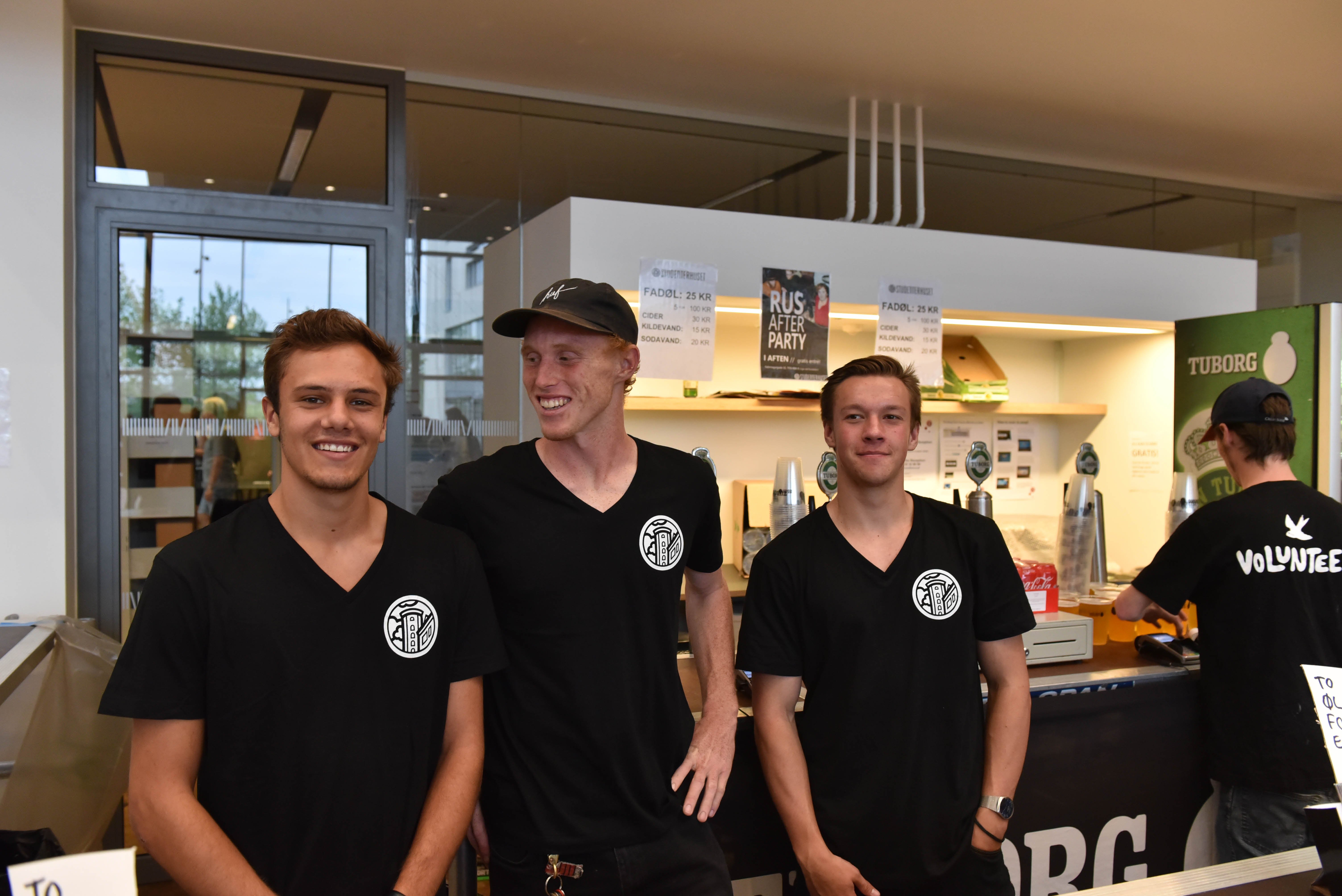 Endnu en gang stepper de internationale studerende op og bemander baren. Med deres stærke californiske accenter står de amerikanske drenge klar til at lange drikkevarer over disken, når russerne kommer tilbage fra teambuilding.