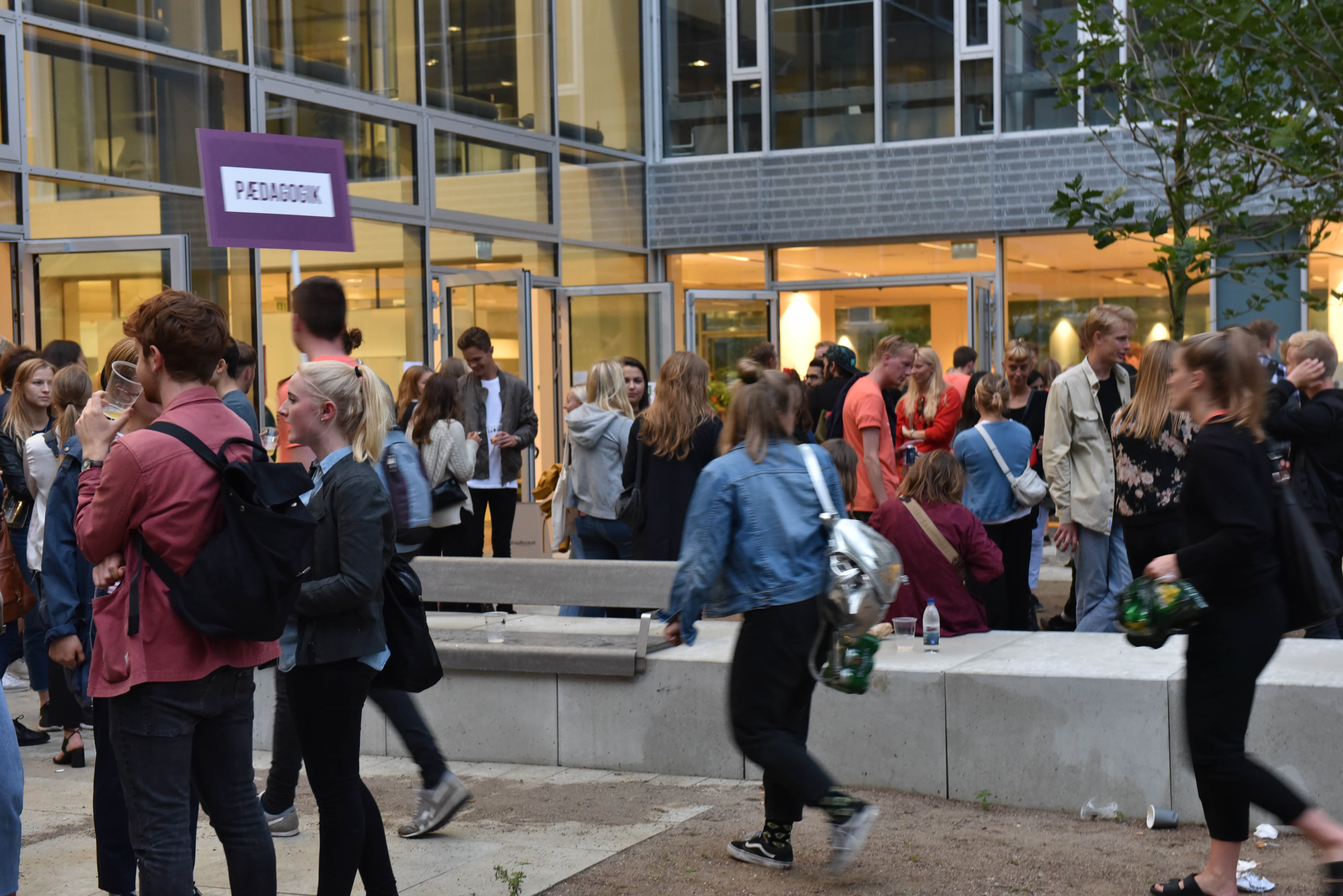 Mange af russerne hænger ud udenfor, inden det begynder at styrte ned.