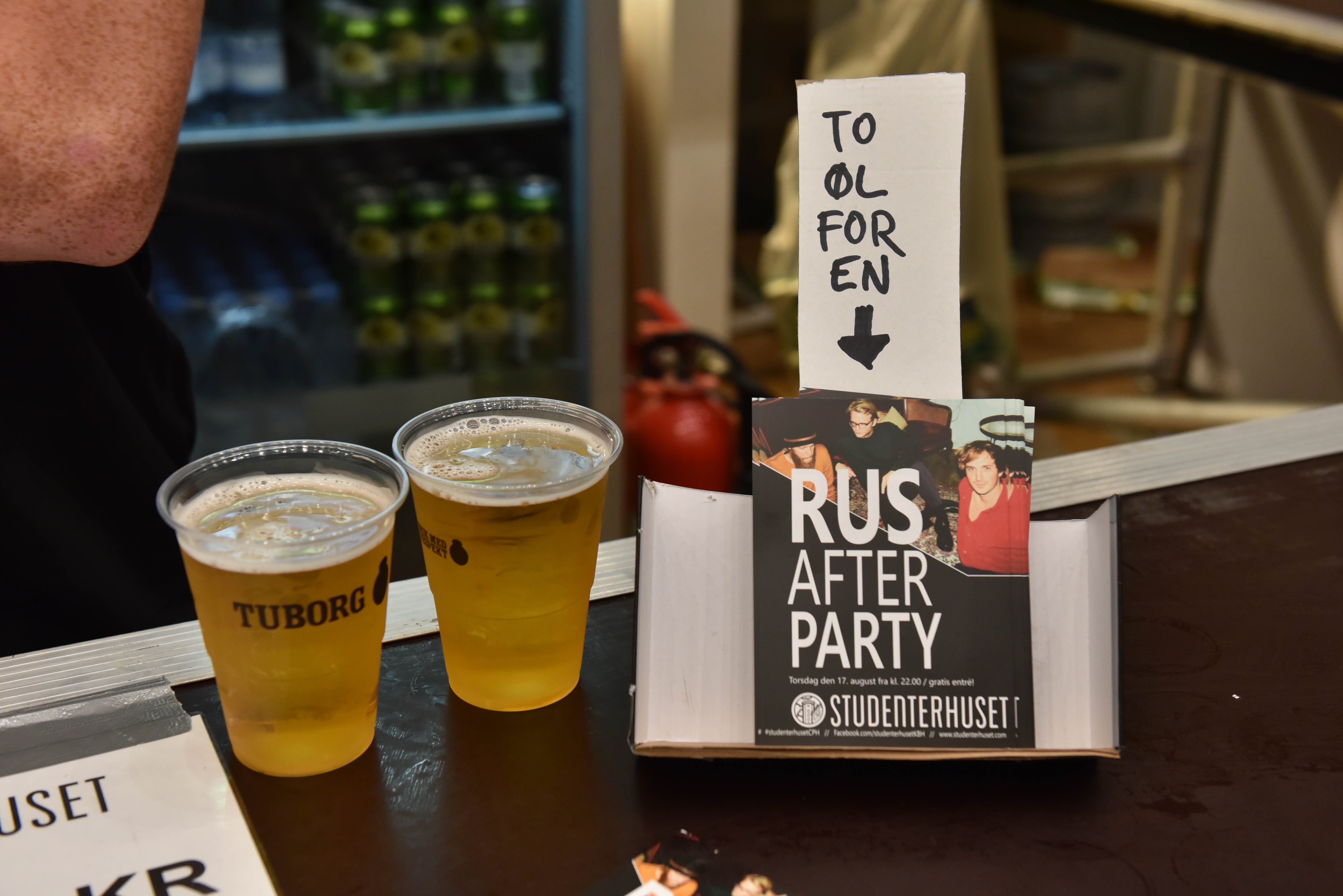 Baren gør reklame for afterparty i Studenterhuset, hvor både Tårn og DJ Lars da Fari spiller senere på aftenen.