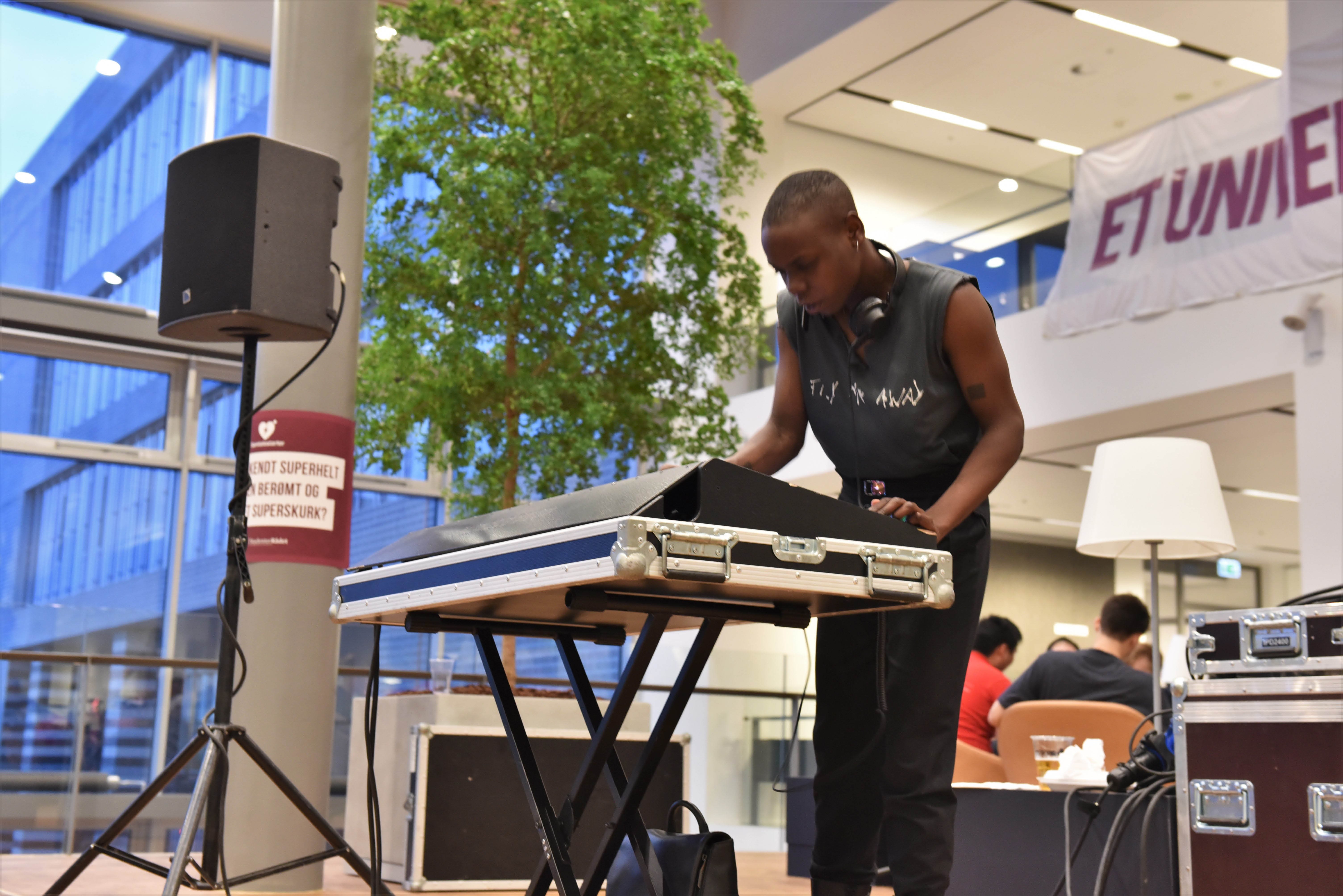 DJ Anah Ritah spreder lækre tunes udover salen i Jurabygningen. I denne omgang bliver der ikke danset, men det har de nye russer god tid til at indhente de næste 3/5+ år.