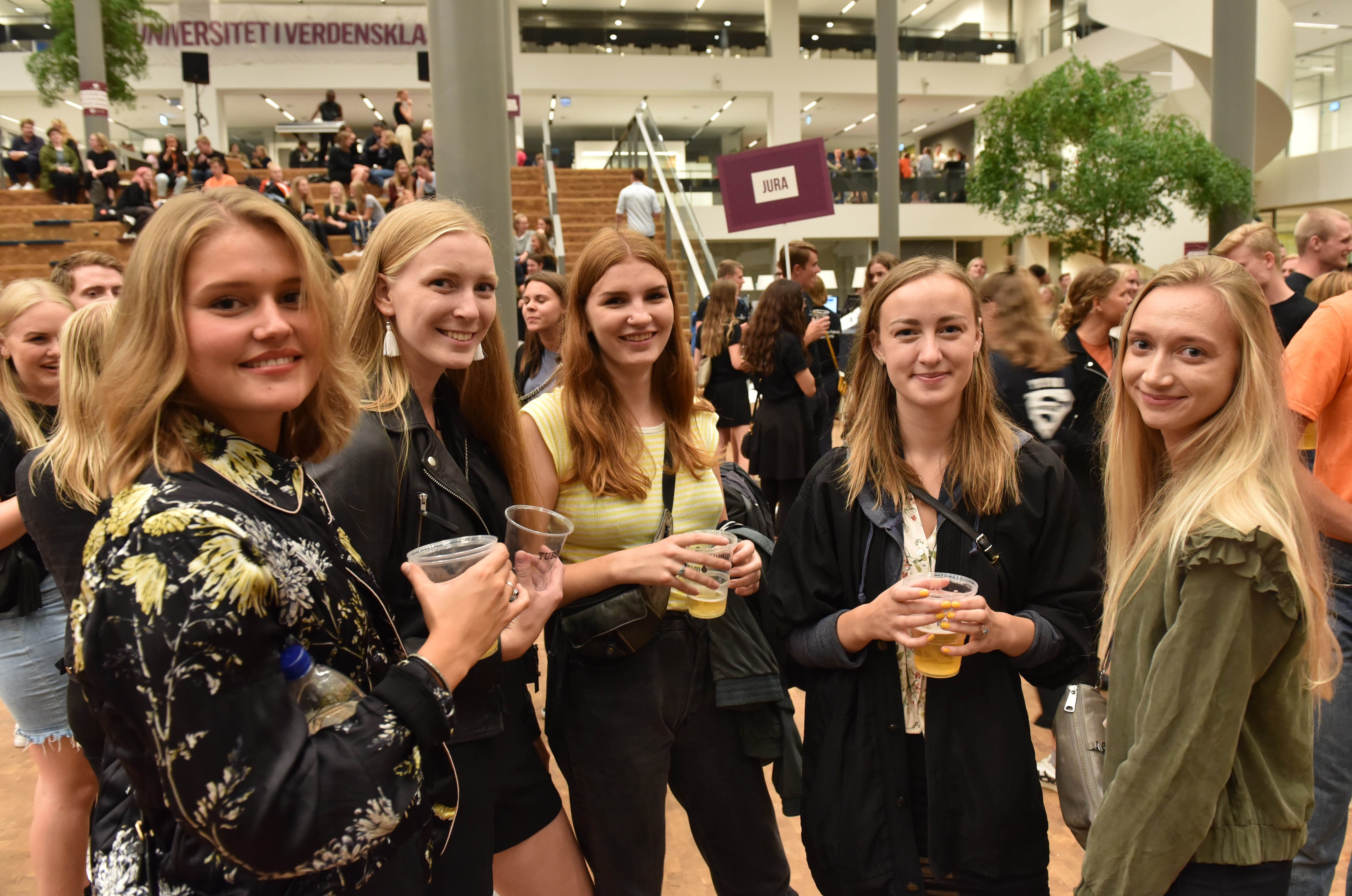 Der er overtal af jurarusser i den store sal.