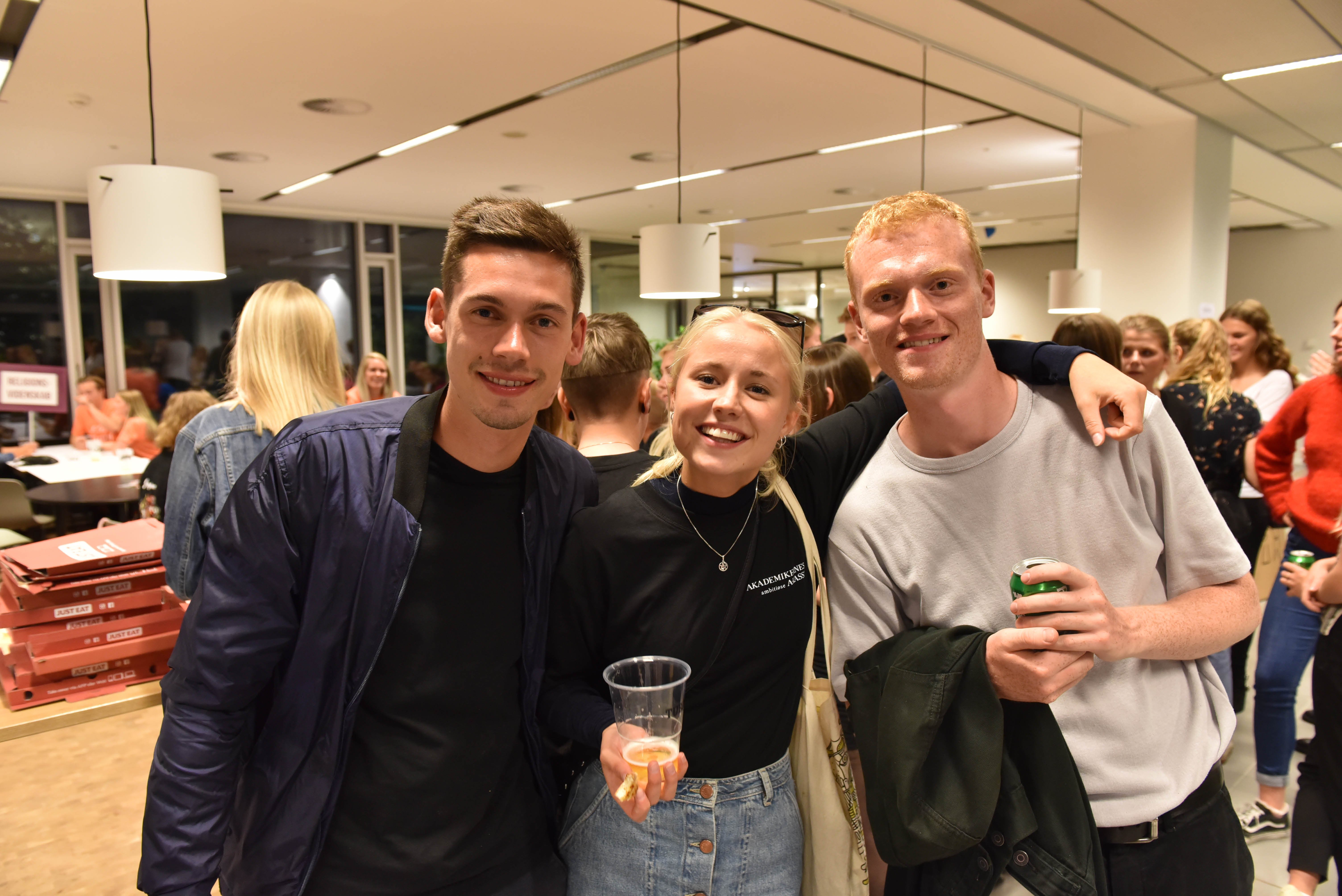 »Det har været en god oplevelse, men jeg tror, at jeg kommer til at være træt, når jeg rammer puden i aften. Der har været mange indtryk, men det er så fedt at møde alle de andre nye studerende og tutorerne.« - Kasper (tv.), 21 år og rus på sociologi.