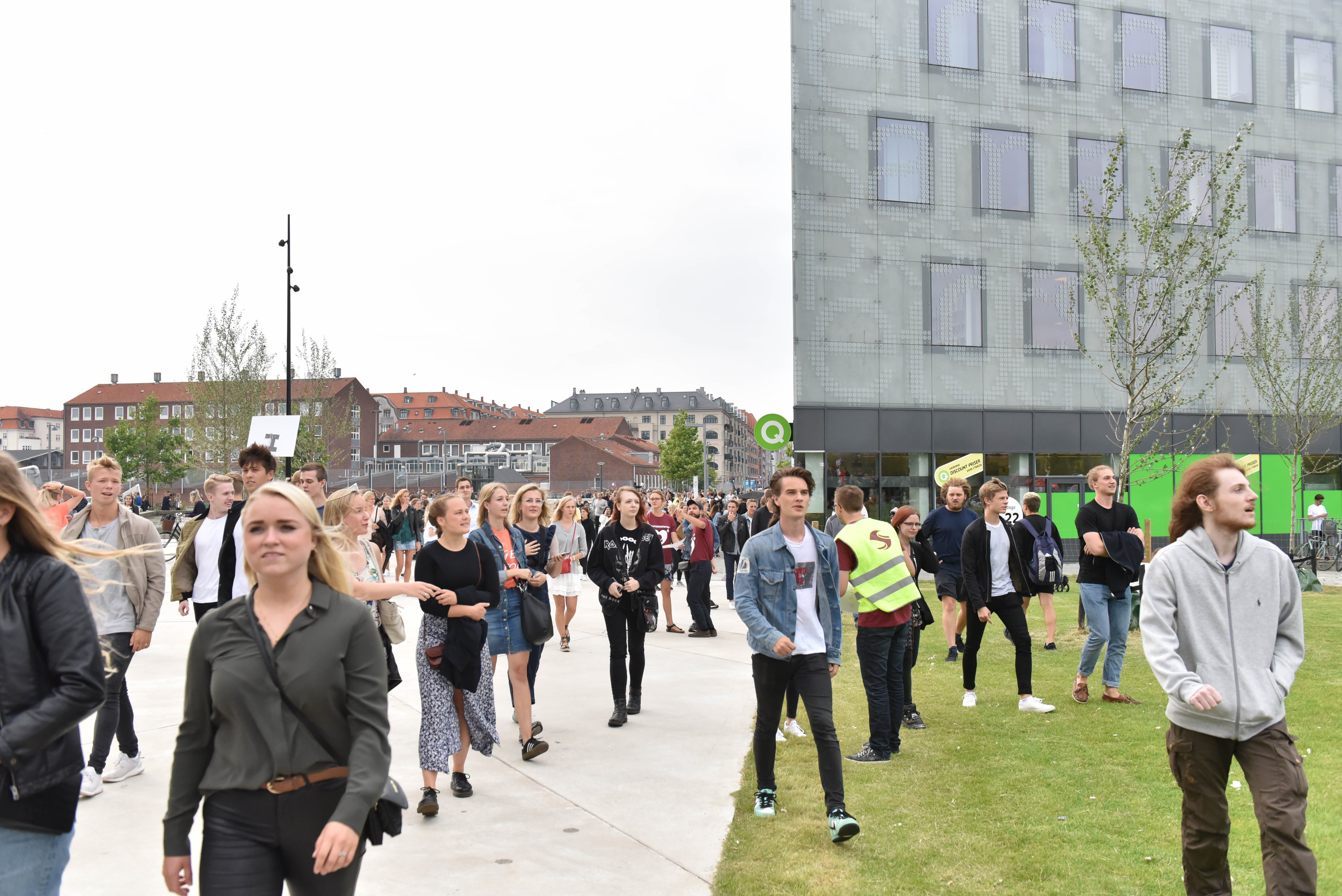 Pludselig begynder det at strømme ind med nye studerende fra metroen på Islands Brygge. Nu gælder det om at finde deres fag.