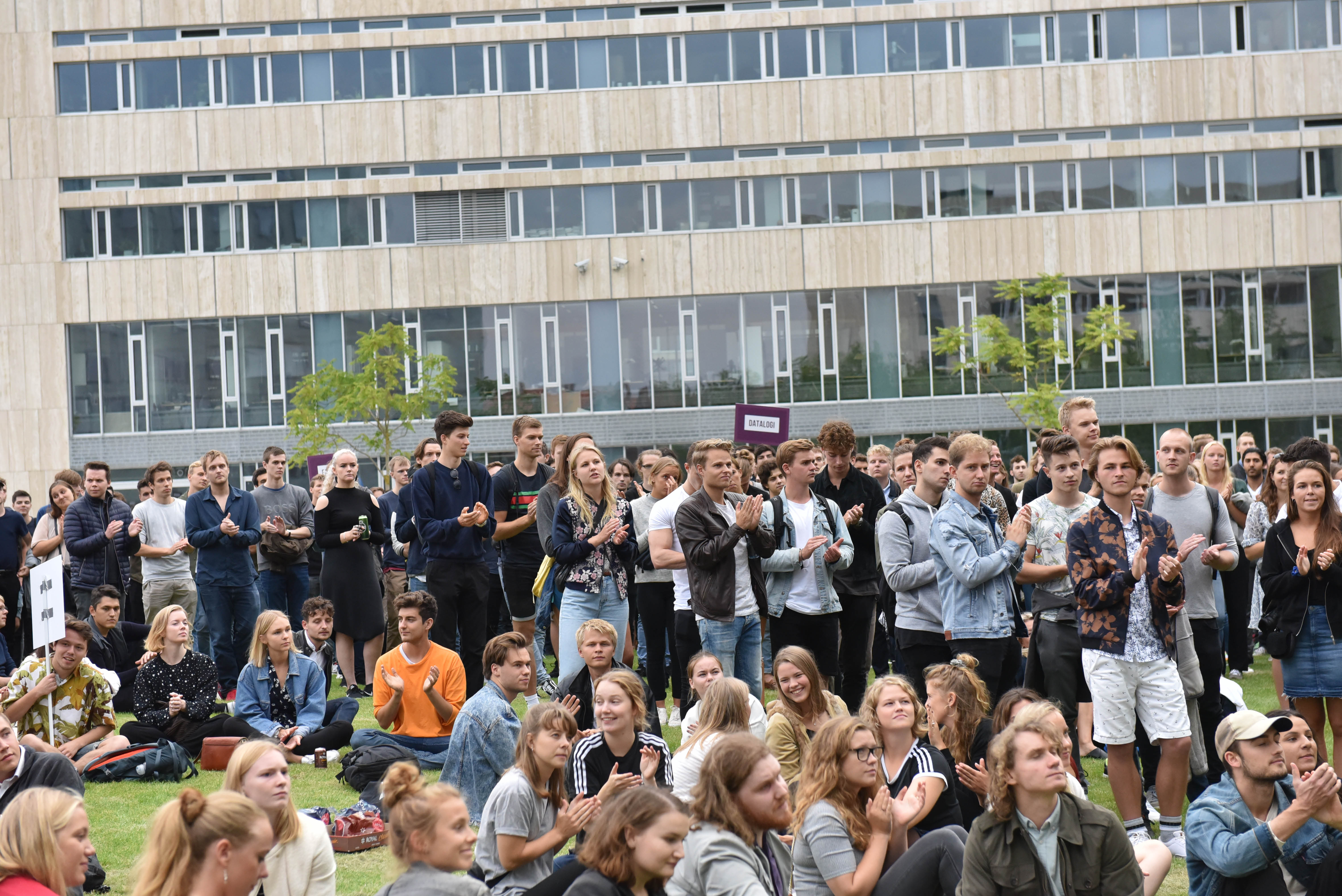 Der bliver lyttet koncentreret til talerne. Luften summer stadig af spænding og let nervøsitet.