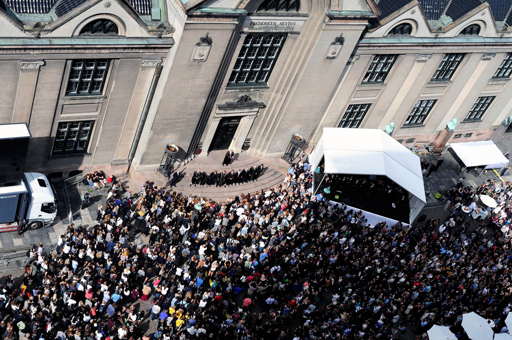 The ceremony is strictly traditional. The Deans are presented in their Hogwarts-like outfits just like every year as far as memory goes back on the old University. (Archive photo from 2015).