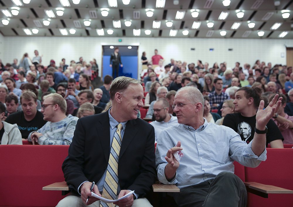 Microsoft er rykket ind på selve campus og bliver del af en særlig Station Q (for quantum) under ledelse af professor Charles M. Marcus fra Niels Bohr Institutet (th). Manden til venstre er David Pritchard, chef for Microsofts afdeling for kunstig intelligens og forskning.