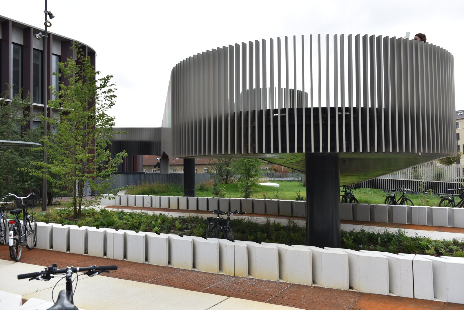 Cykelparkeringen er hvid- og rustfarvet.