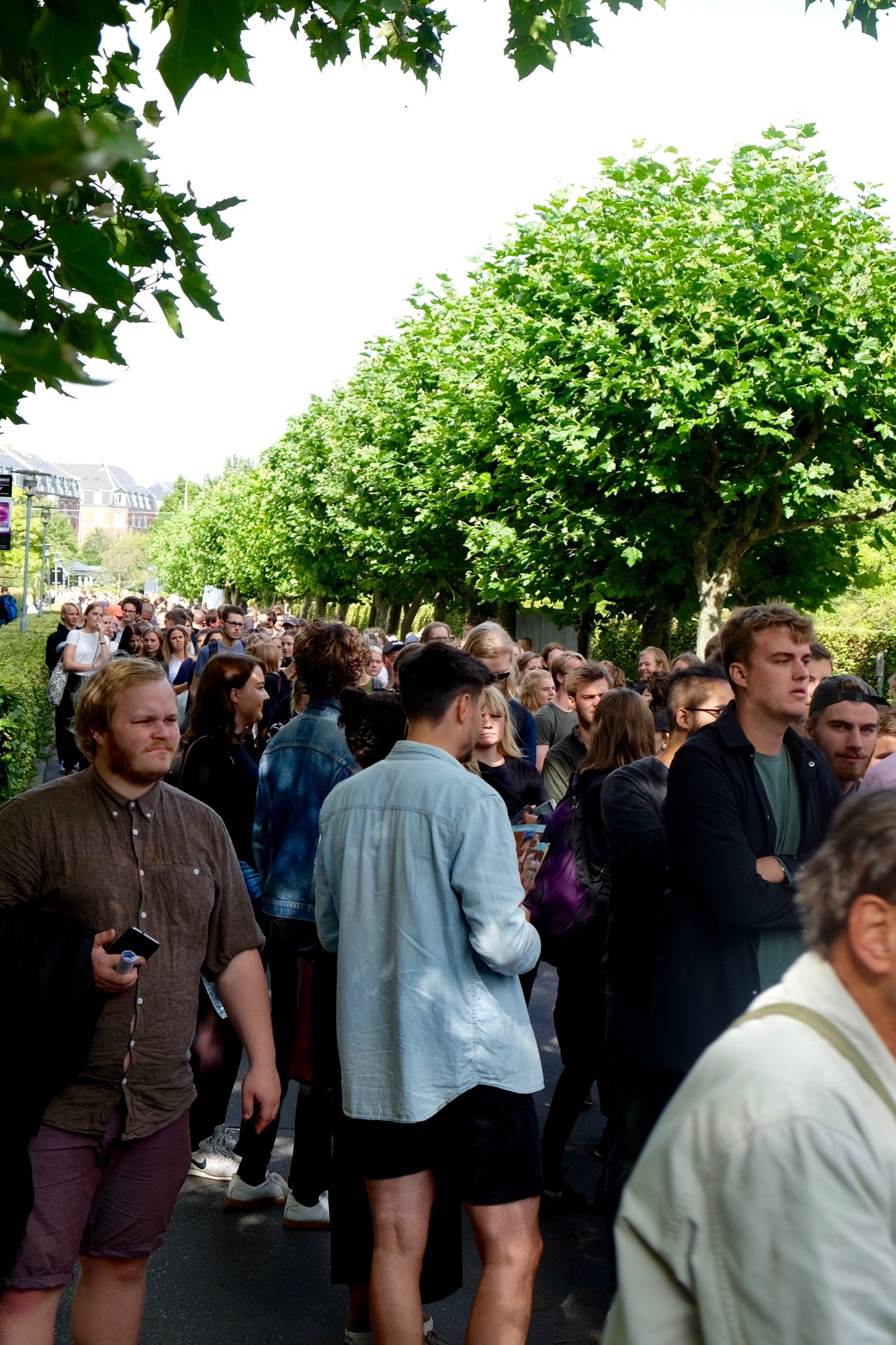 En halv time efter pladsens åbning, var der stadig kø ved begge indgange. (På billedet ses indgang Vest) 