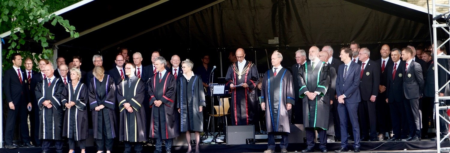 Immatrikulationen driver af tradition. Her er det præsentationen af dekaner, prorektorer og direktør. Velkomsten følger samme stramme koreografi hvert år.