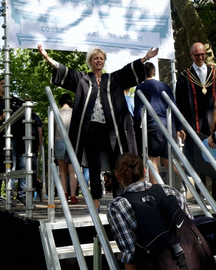 Tidl. prorektor Lykke Friis uddeler kram til Immatrikulationen 2017. 