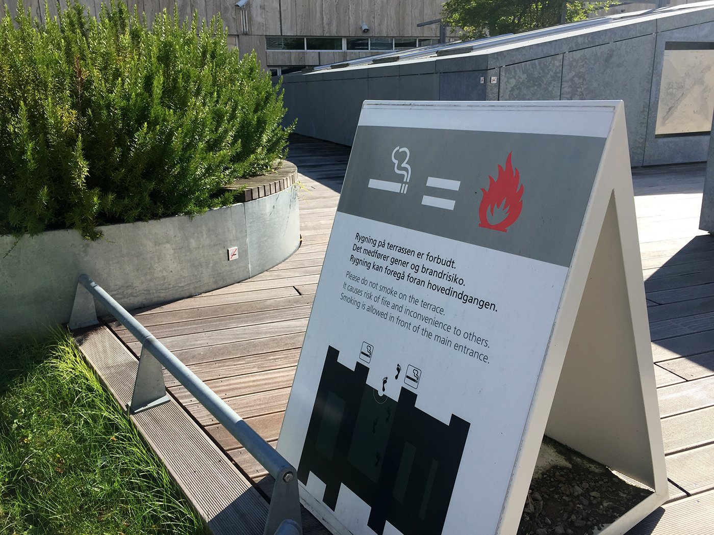 Forholdet mellem røg og ild bliver skåret ud i pap for potentielle nikotinafhængige besøgende på tagterrasse på Søndre Campus.