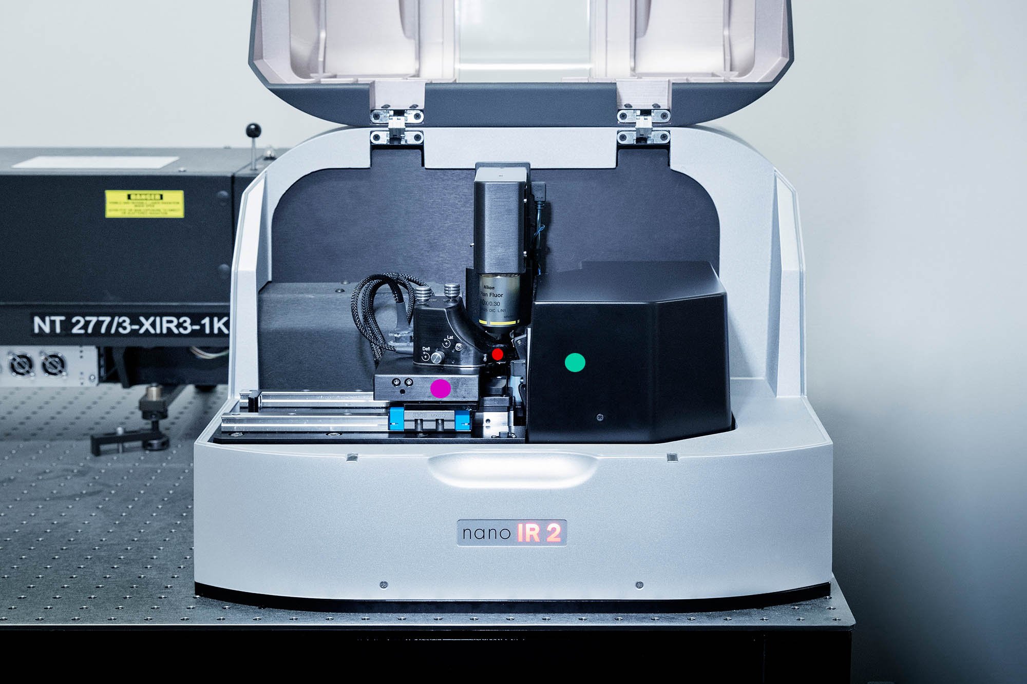 NanoIR2 er cirka en halv meter bred og kan stå på et bord. Se de tre billedtekster til højre i artiklen, som viser, hvad der skjuler sig bag den pinke, røde og cyan-grønne prik.