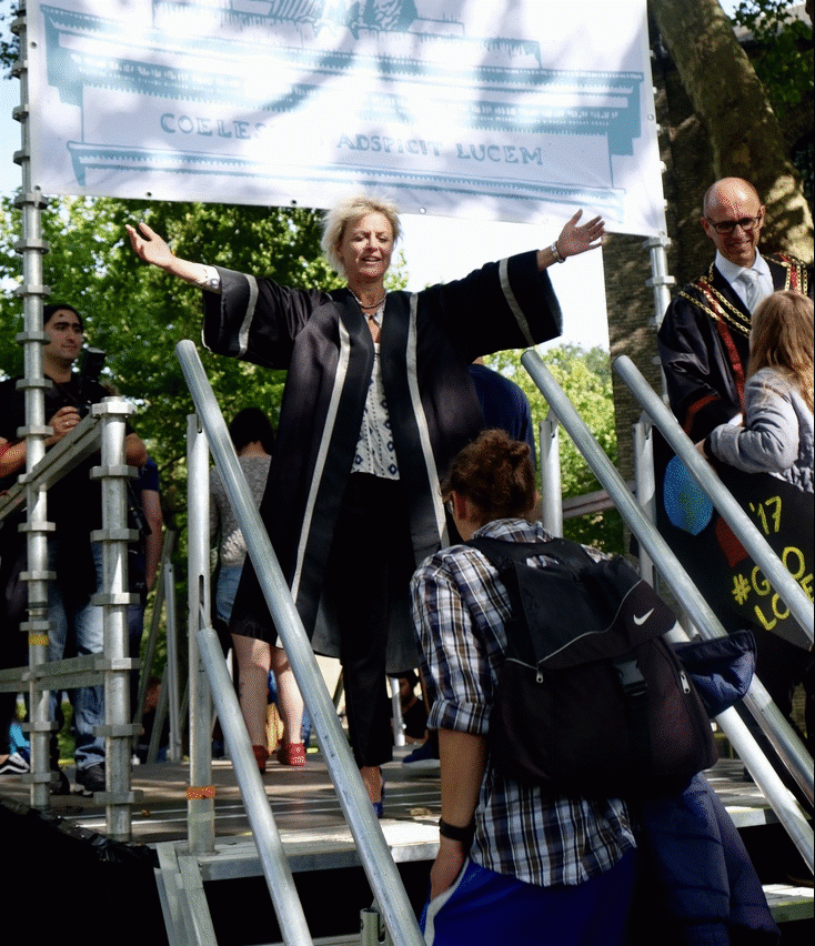 Tidl. prorektor Lykke Friis uddeler kram til Immatrikulationen 2017. 