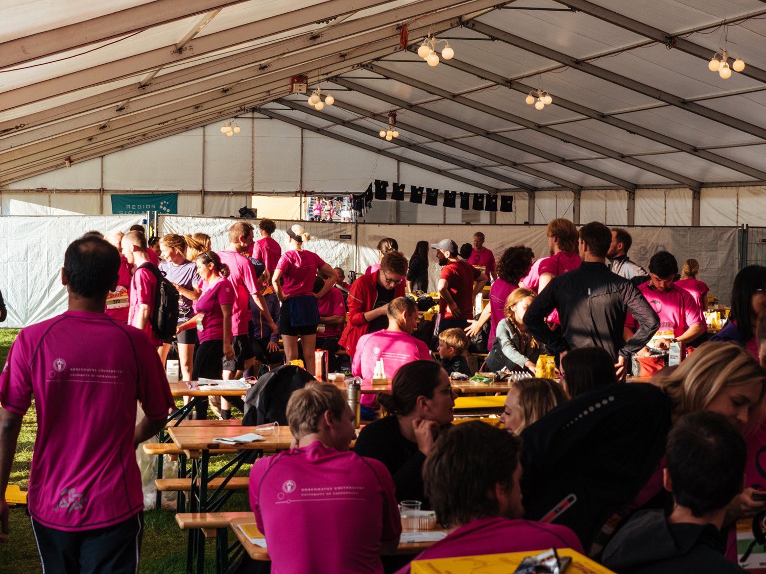 Indmad fra et af KU's to store telte, hvor løberne fortærede chili con carne fra Fællesadministrationens kantine, Le Cannibale, og drak fadøl fra Nørrebros Bryghus og økologisk kakaomælk fra Øllingegaard.