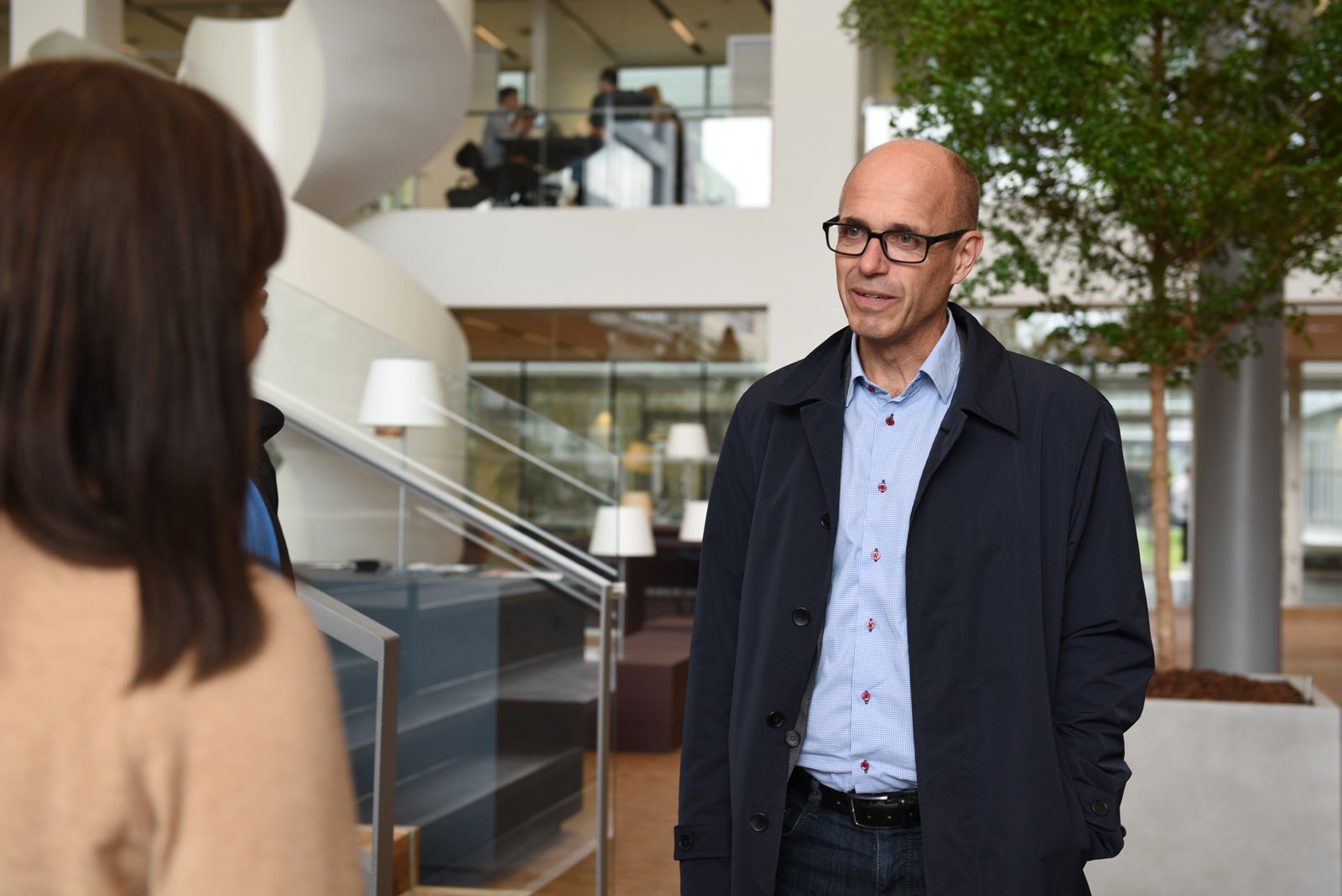 Henrik Wegener snakker med jurastuderende Bolette Birk Rich om flytningen til Søndre Campus
