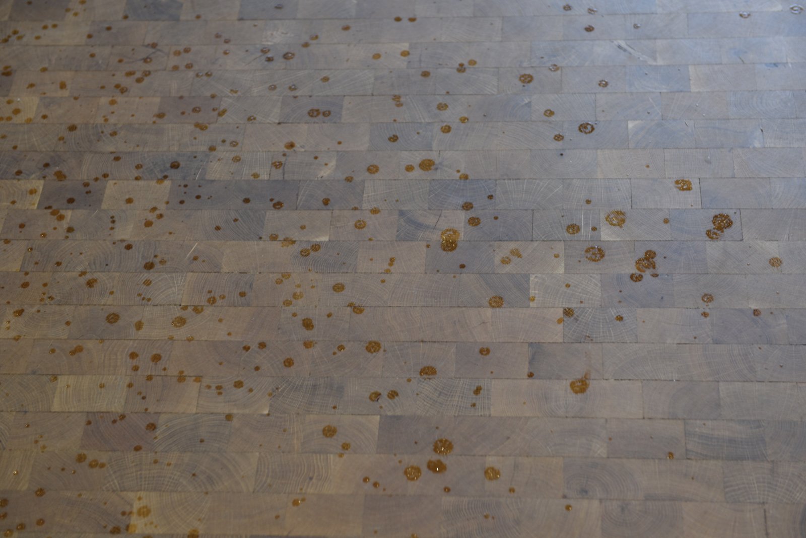 Under samtalen begynder det at regne udenfor - og også lidt inden for i de nye bygninger.