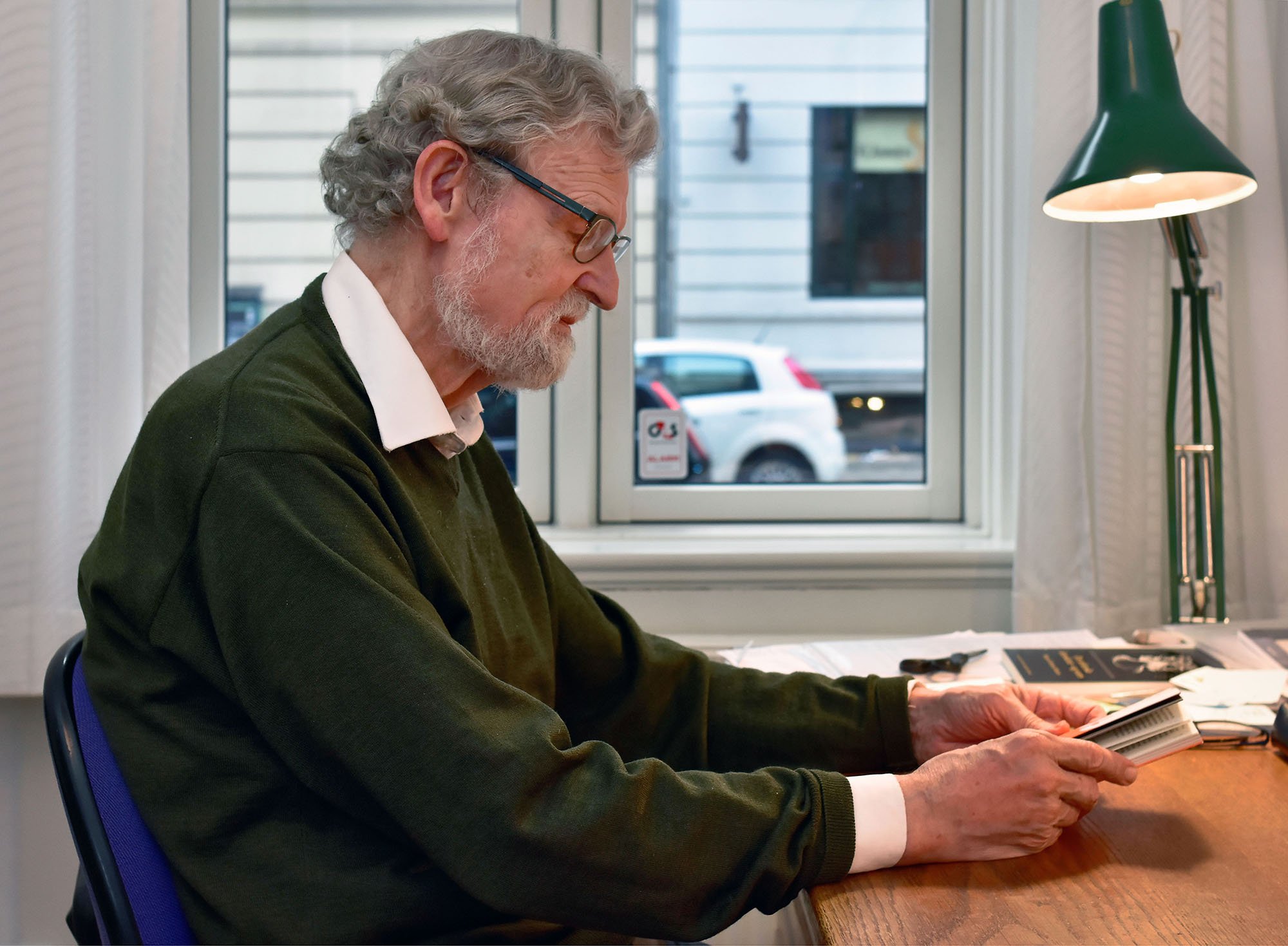 Mogens Herman Hansen er tilknyttet Saxo instituttet som lektor emeritus ved Københavns Universitet. Han var ansat ved Københavns Universitet som lektor indtil 2010, men har nu skrevet (endnu en) bog om demokrati med fokus på populismen.