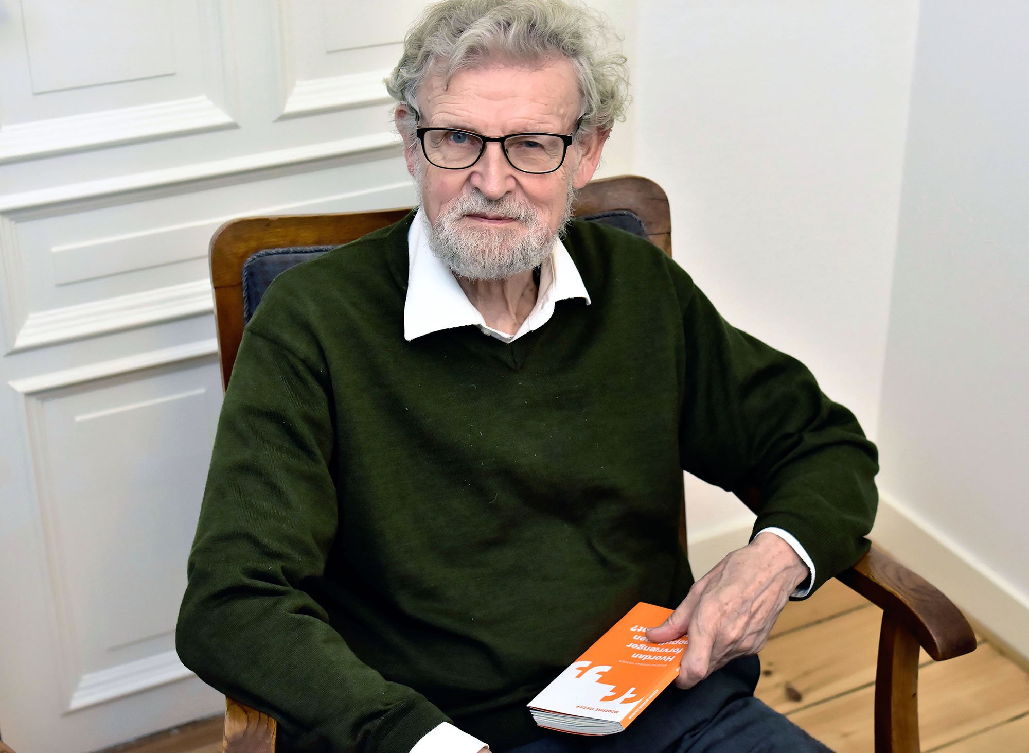 Mogens Verner Hansen blev student fra Østre Borgerdydskole i 1958, cand.mag i klassisk græsk og historie fra Københavns Universitet i 1967 og blev også ansat her i 1968. Han er desuden medlem af Det Kongelige Danske Videnskabernes Selskab siden 1987, af Deutsches Archaeologisches Institut siden 1995 og af British Academy siden 1997, og han har holdt gæsteforelæsninger ved 51 universiteter, herunder Oxford, Yale, Princeton og Harvard. Her er han fotograferet i sit kontor i Ny Kongensgade.