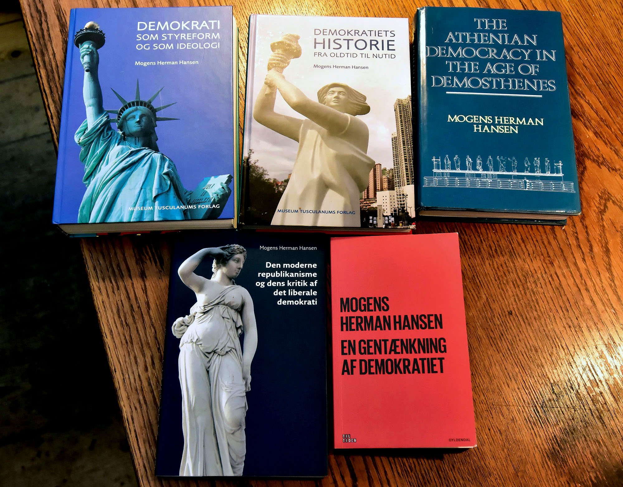 Fem bøger om demokrati, som Mogens Herman Hansen er forfatter til. Hans bøger er oversat til flere sprog. En af dem er også oversat til kinesisk. 