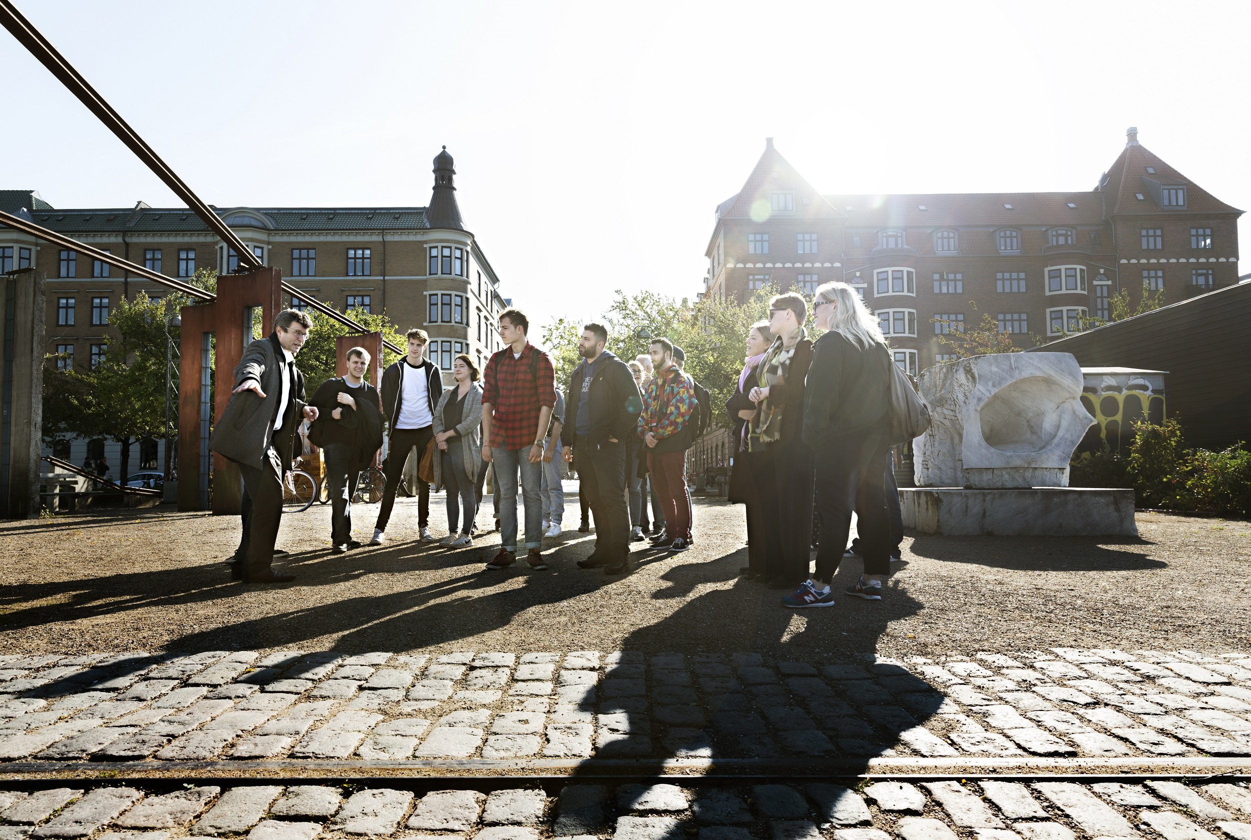 »Her ser vi sporene fra fortiden,« siger Jes Fabricius Møller, og de studerende fanger godt analogien. »Jernbanesporene og dele af krananlægget er bevaret, fordi vores tid sværmer for den rå industrialisme.«