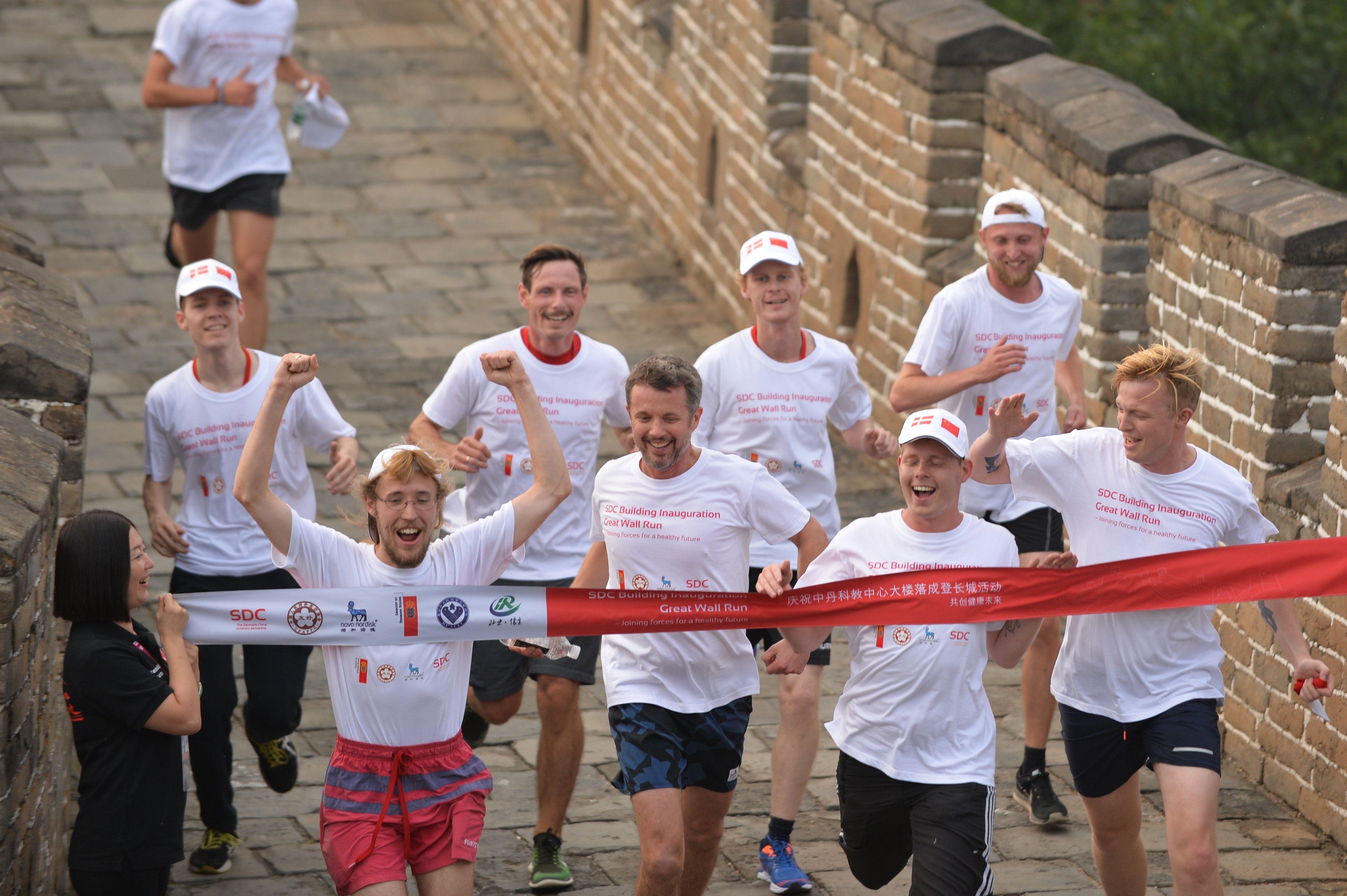 Student Sylvester Langvad (left) and Crown Prince Frederik (Center) were among the runners who inaugurated the House of the Danish Industry Foundation in Beijing on 25th September with a run on the iconic wall. Sylvester won the race just ahead of the crown prince and threw up his arms in victory as he ran across the finish line.