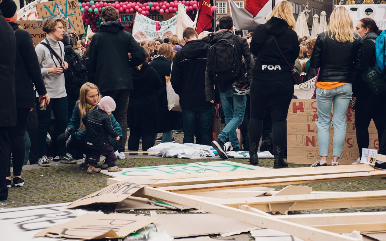 Elever fra erhvervsuddannelsernes 'hus' ligger i ruiner. Signalet er, at det danske samfund vil kollapse i fremtiden, hvis regeringens besparelser føres ud i livet.