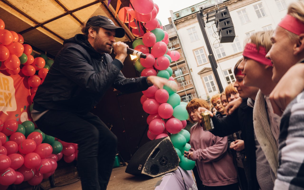 MC Mund De Carlo sætter ild under demontranterne fra ladvognen.