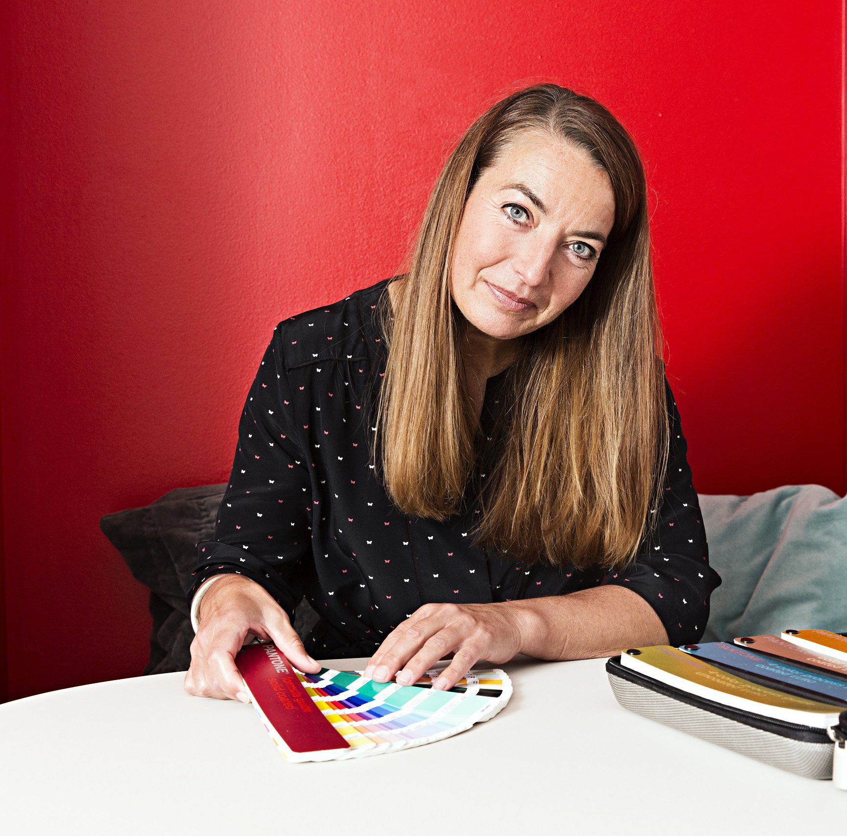 The designer has given the walls an expressive touch on the walls of the department's flex room in Nørregade. Her favorite colour is red, but it has to be the right red, and Signe’s favourite has the colour code hex # bb1e10.